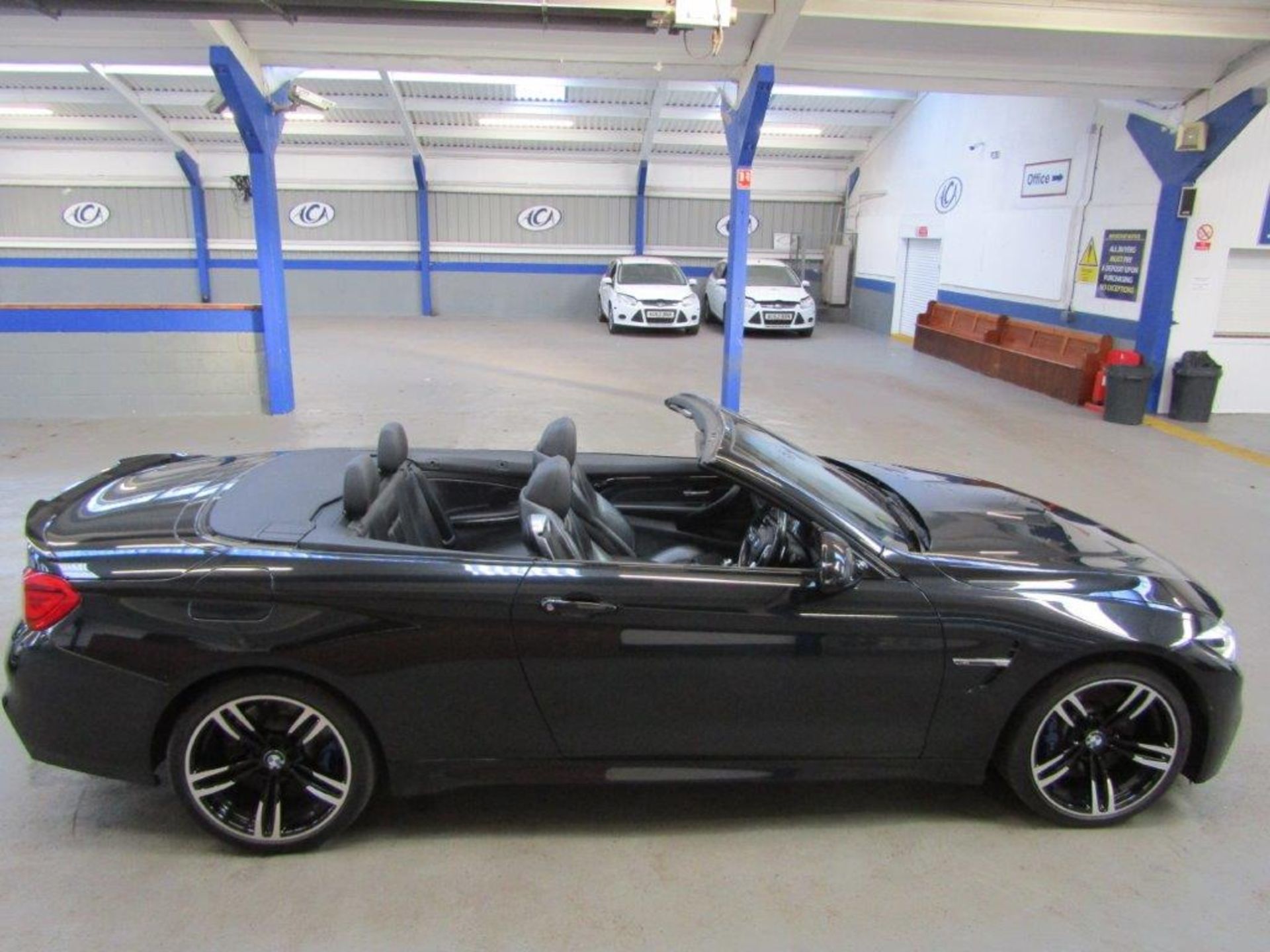 67 17 BMW M4 Convertible - Image 23 of 40