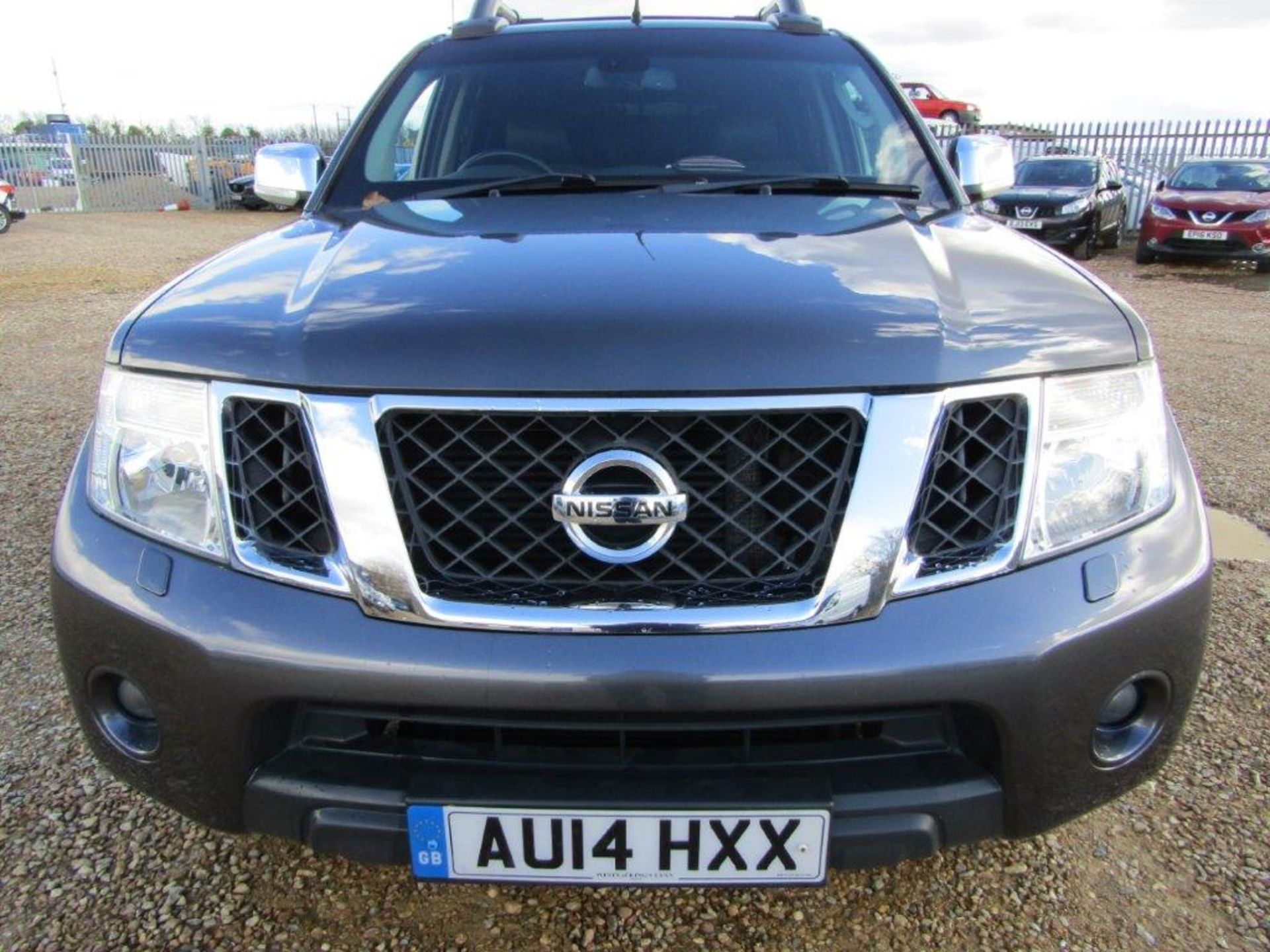 14 14 Nissan Navara Tekna DCI Auto - Image 24 of 33