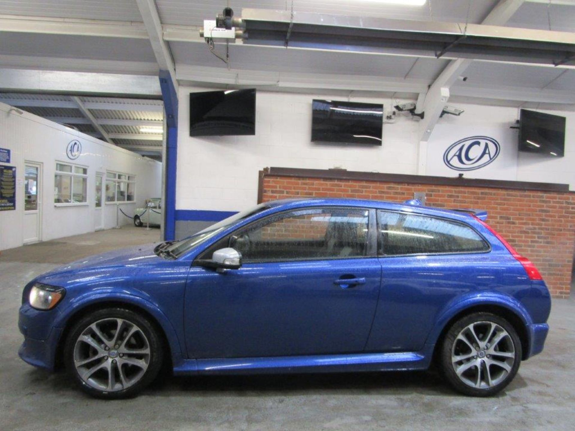 09 09 Volvo C30 SE Sport D5 - Image 16 of 25