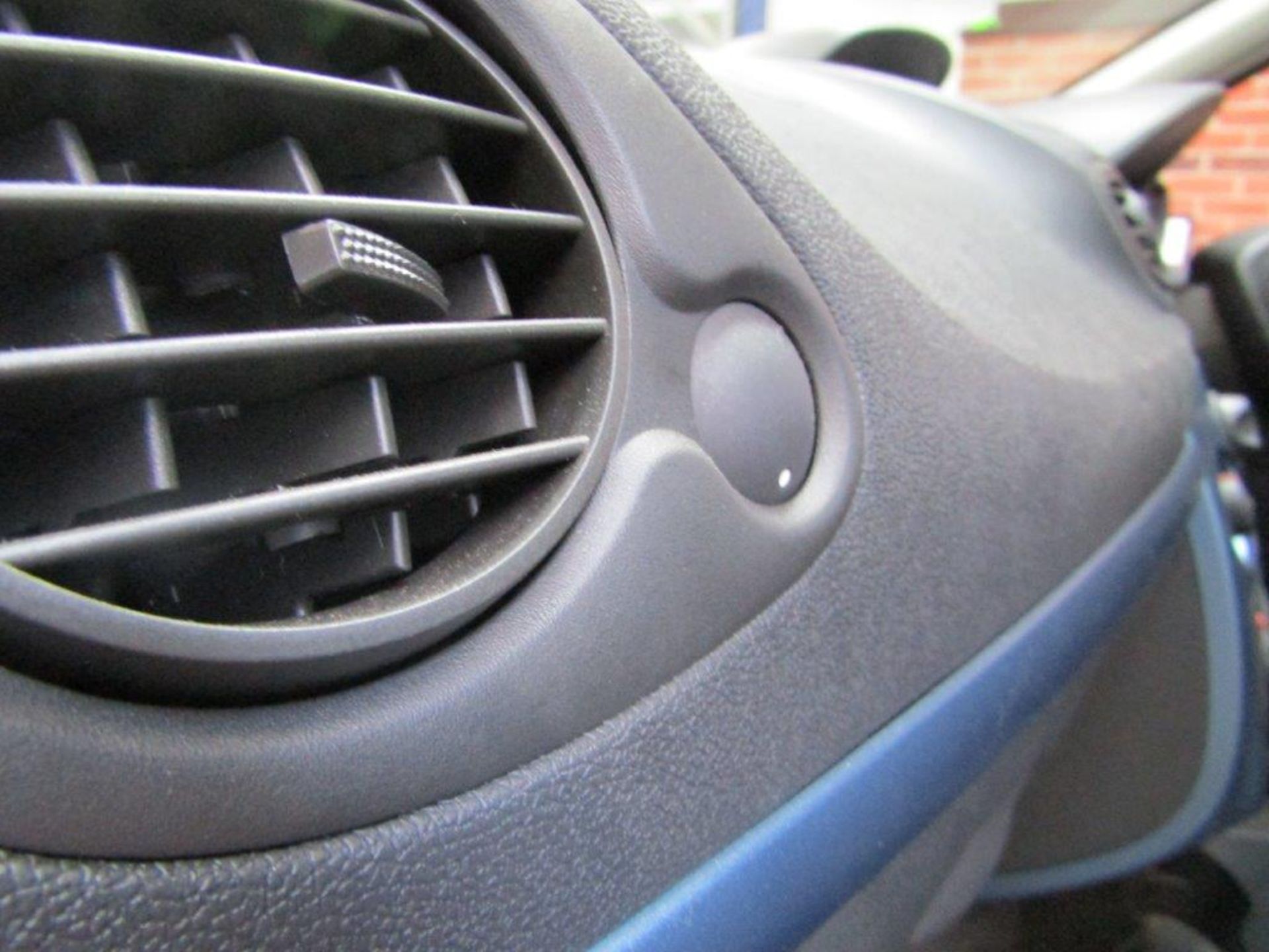 08 08 Renault Clio Expression - Image 15 of 41