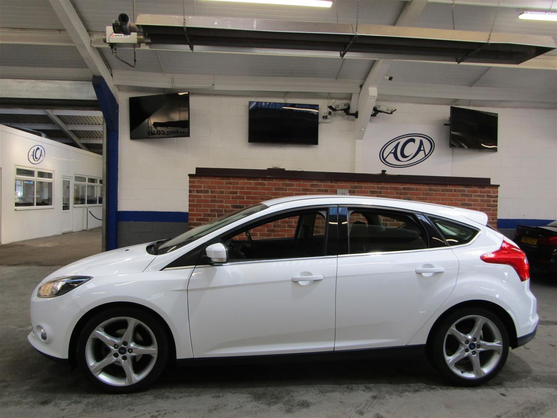 62 13 Ford Focus Titanium Turbo - Image 24 of 25