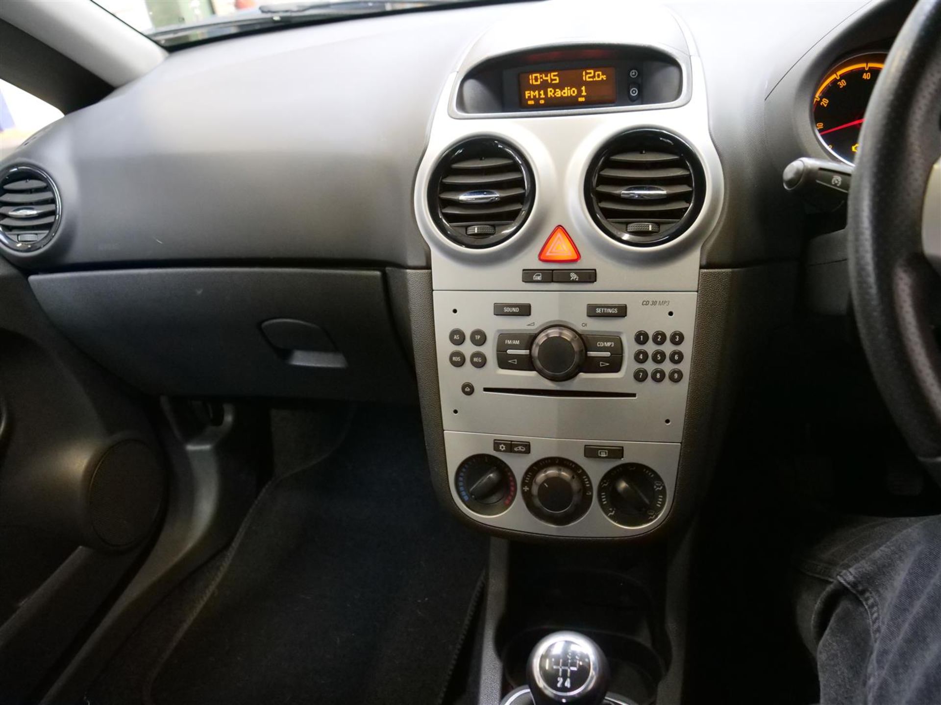 10 10 Vauxhall Corsa SXI - Image 21 of 35
