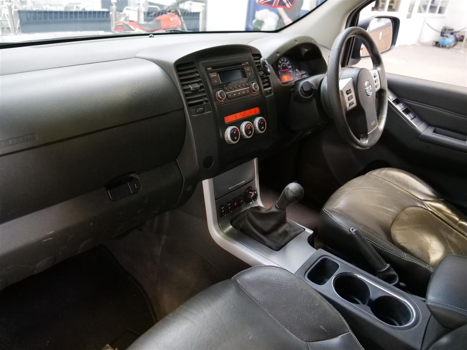 62 12 Nissan Navara Tekna DCI - Image 6 of 31