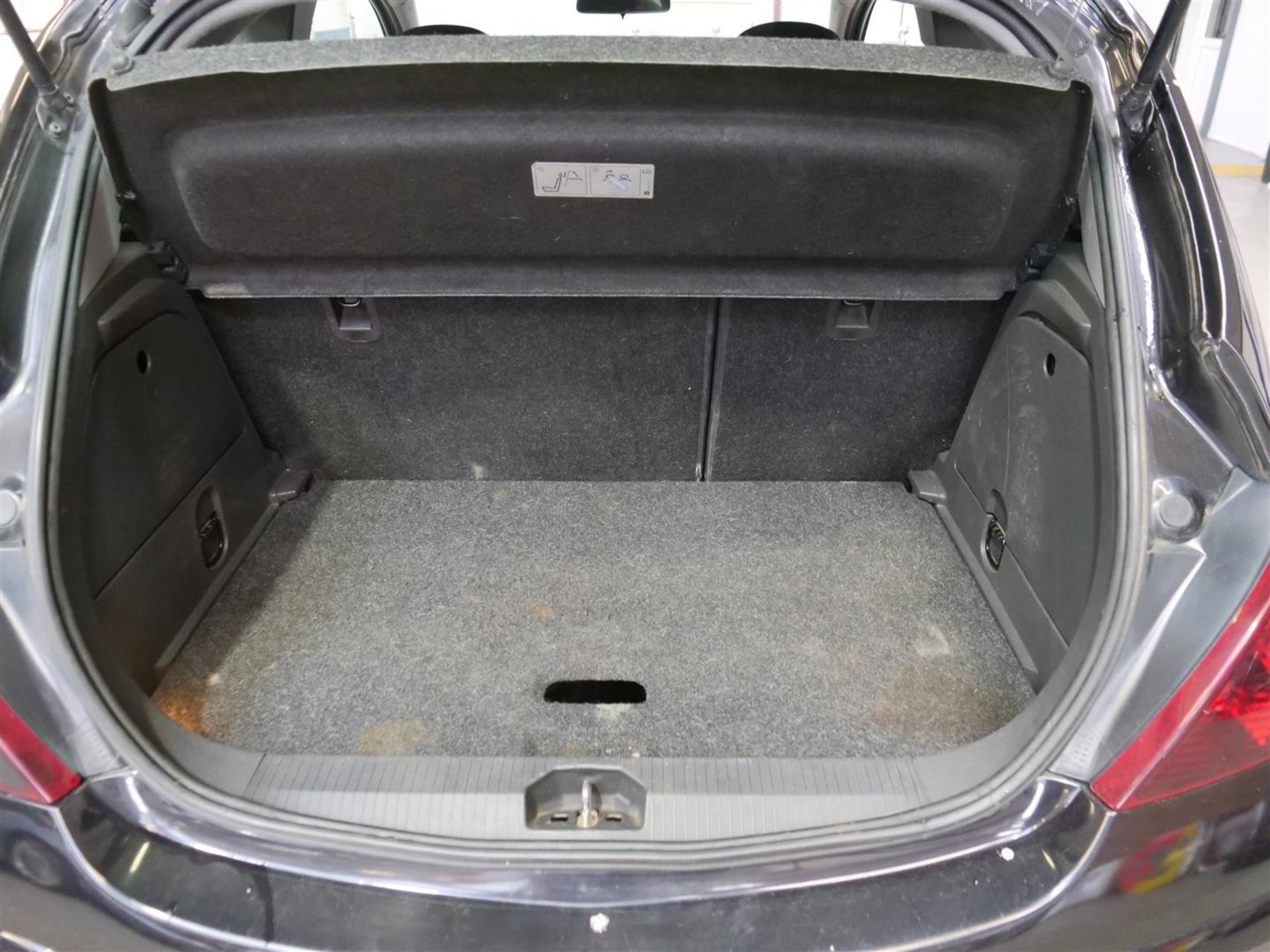 10 10 Vauxhall Corsa SXI - Image 32 of 35