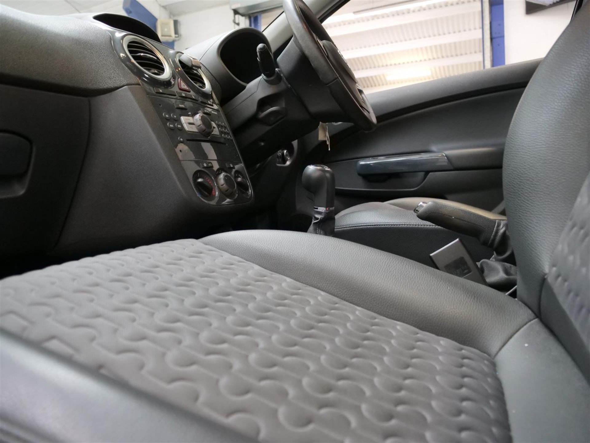 12 12 Vauxhall Corsa SE - Image 20 of 27