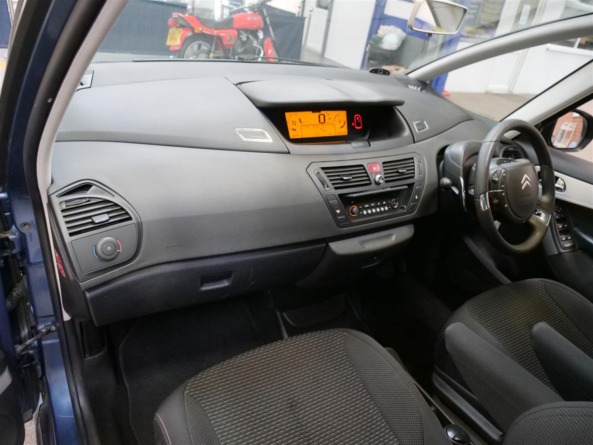 10 10 Citroen C4 Picasso VTR+ HDI - Image 27 of 41