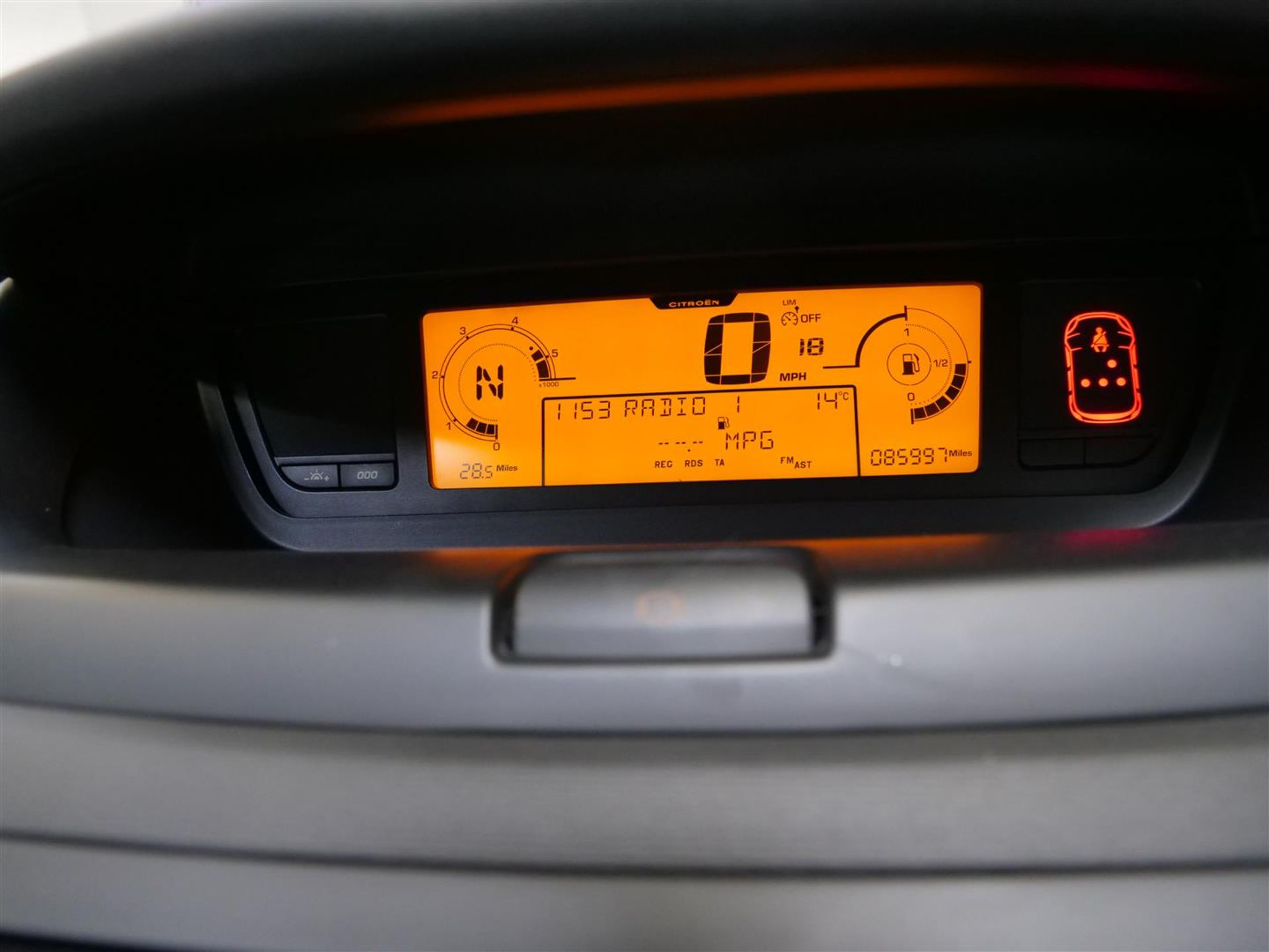 10 10 Citroen C4 Picasso VTR+ HDI - Image 23 of 41