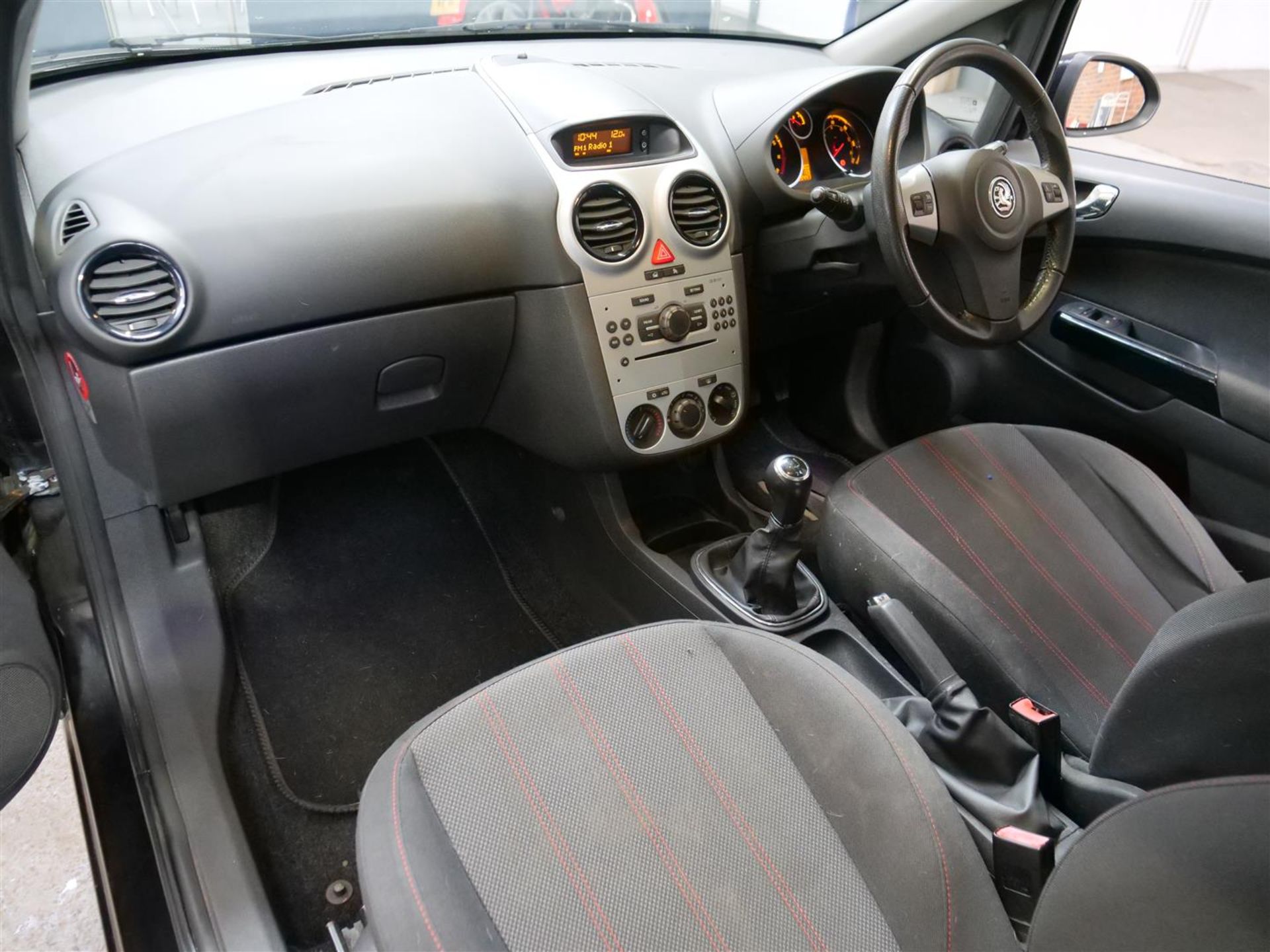 10 10 Vauxhall Corsa SXI - Image 24 of 35