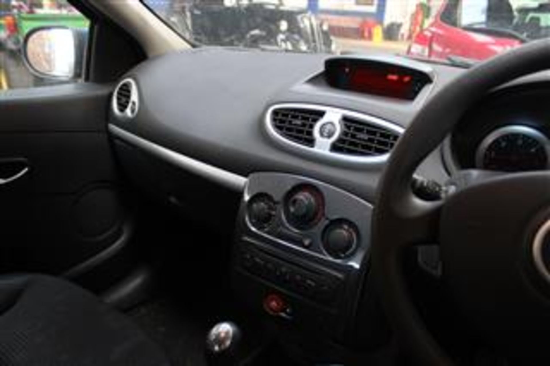 61 11 Renault Clio Expression DCI - Image 5 of 18