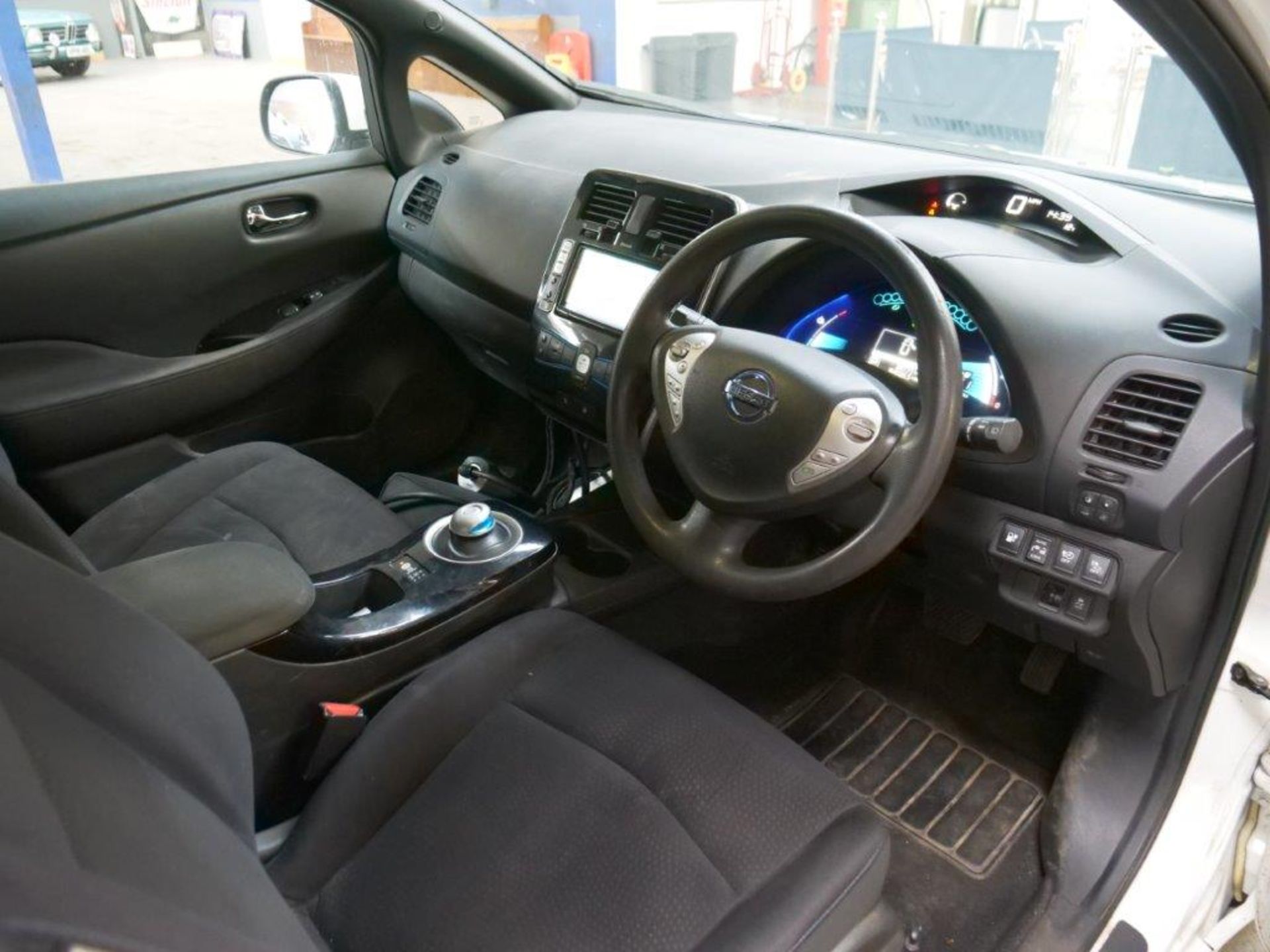 63 13 Nissan Leaf Acenta - Image 31 of 36