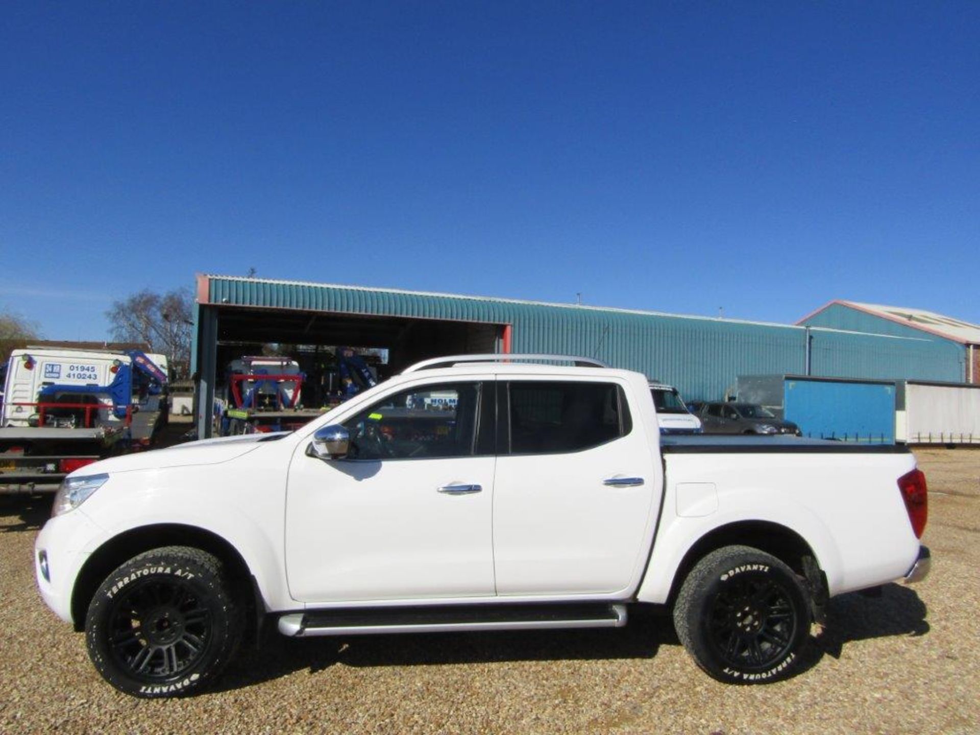 68 18 Nissan Navara Tekna DCI Auto - Image 2 of 33