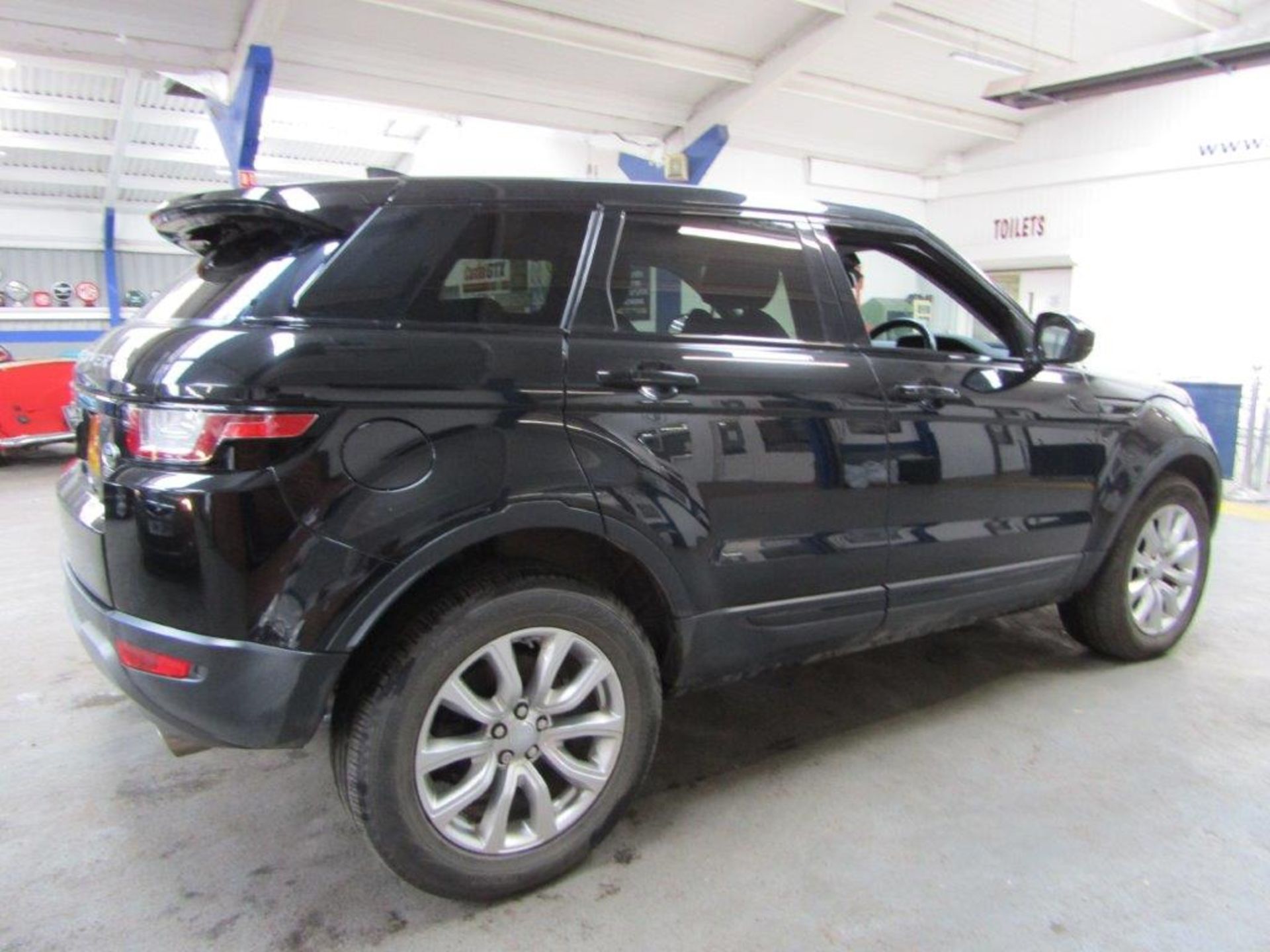 17 17 Range Rover Evoque SE Tech TD - Image 9 of 28