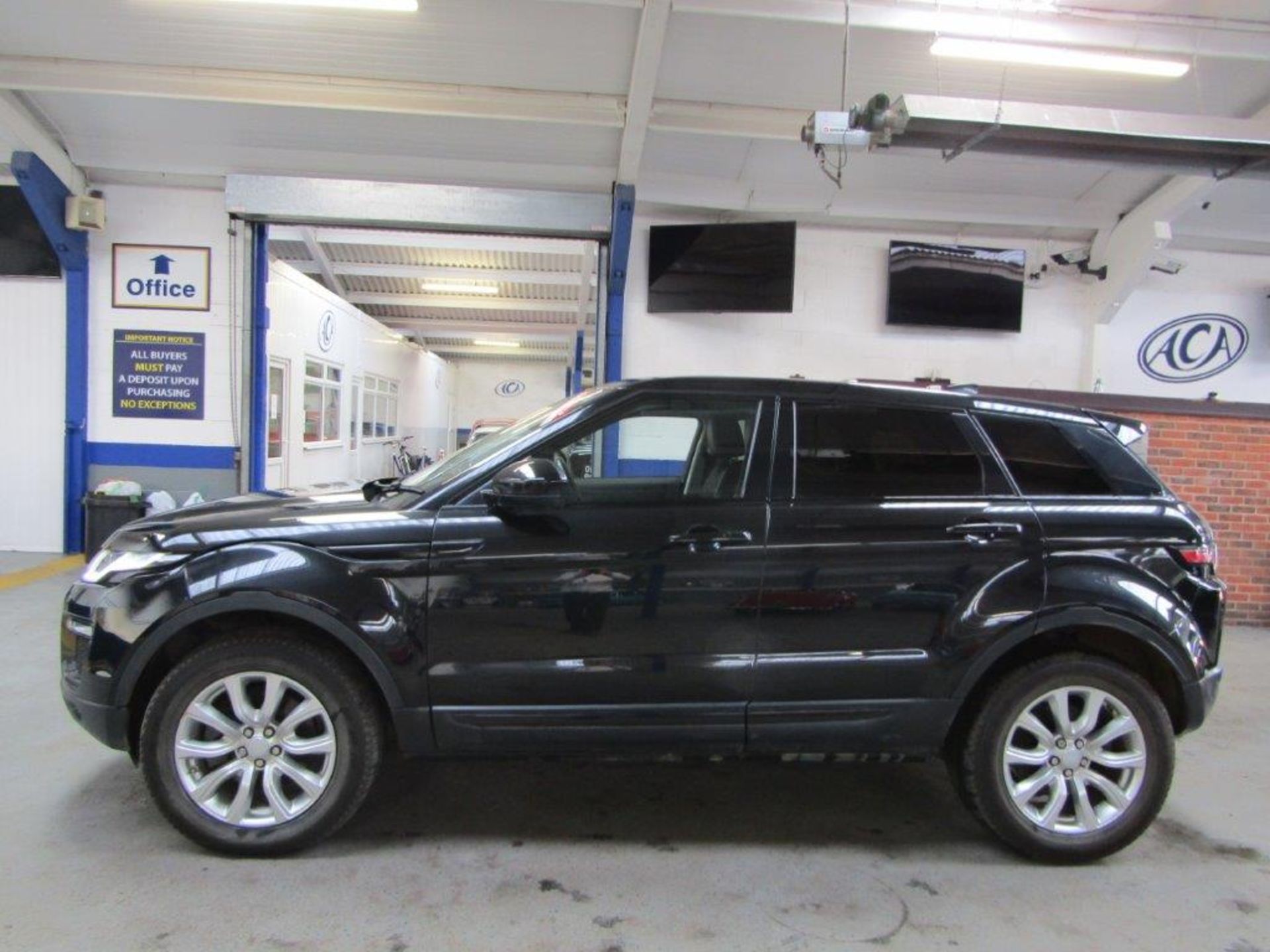 17 17 Range Rover Evoque SE Tech TD - Image 4 of 28