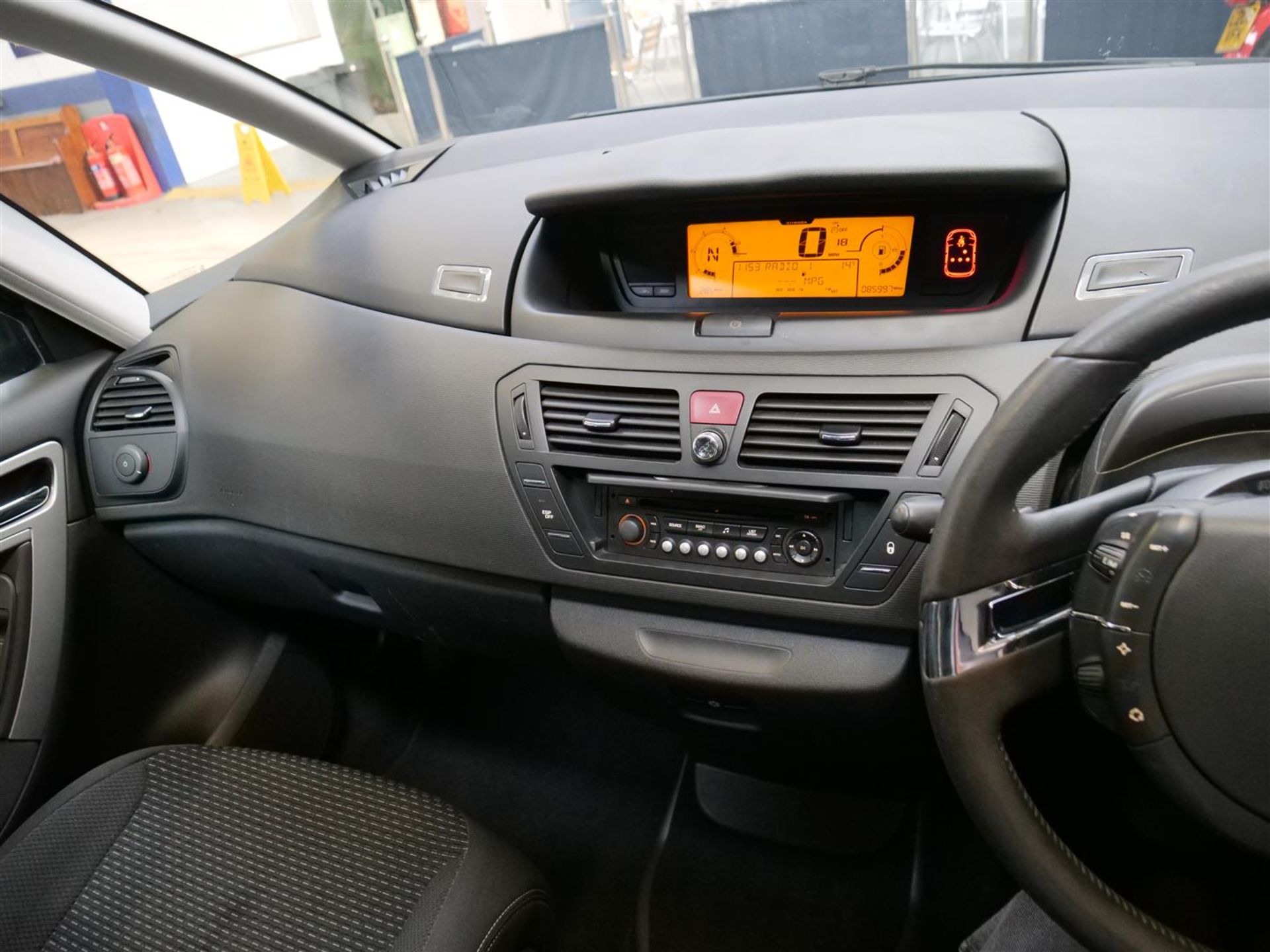 10 10 Citroen C4 Picasso VTR+ HDI - Image 5 of 41