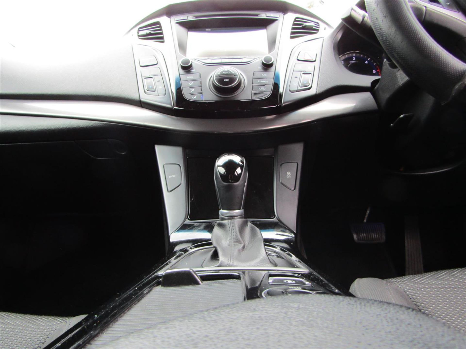 12 12 Hyundai I40 Style CRDI Auto - Image 16 of 26