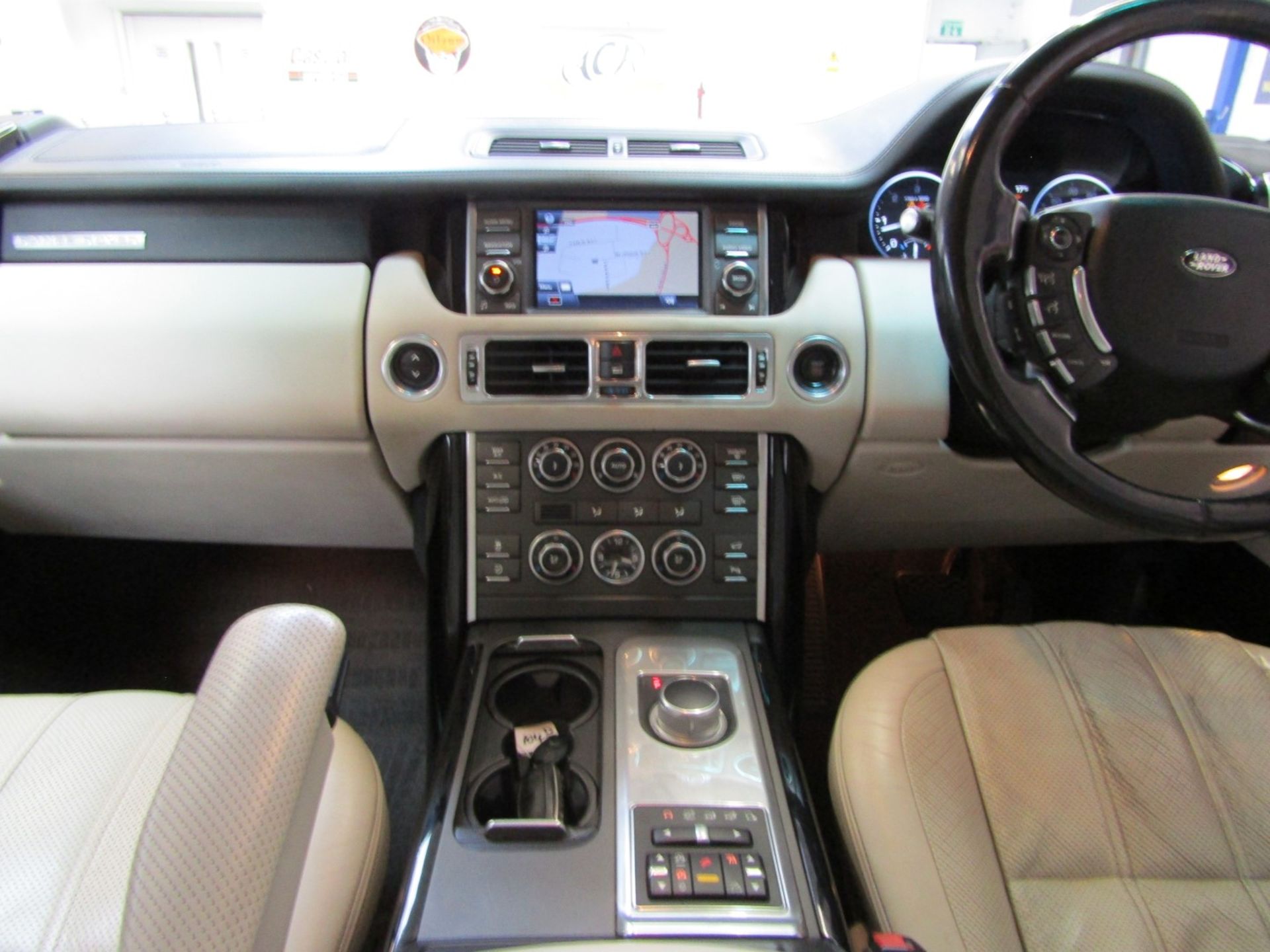 11 11 Range Rover Vogue SE TDV8 - Image 10 of 28