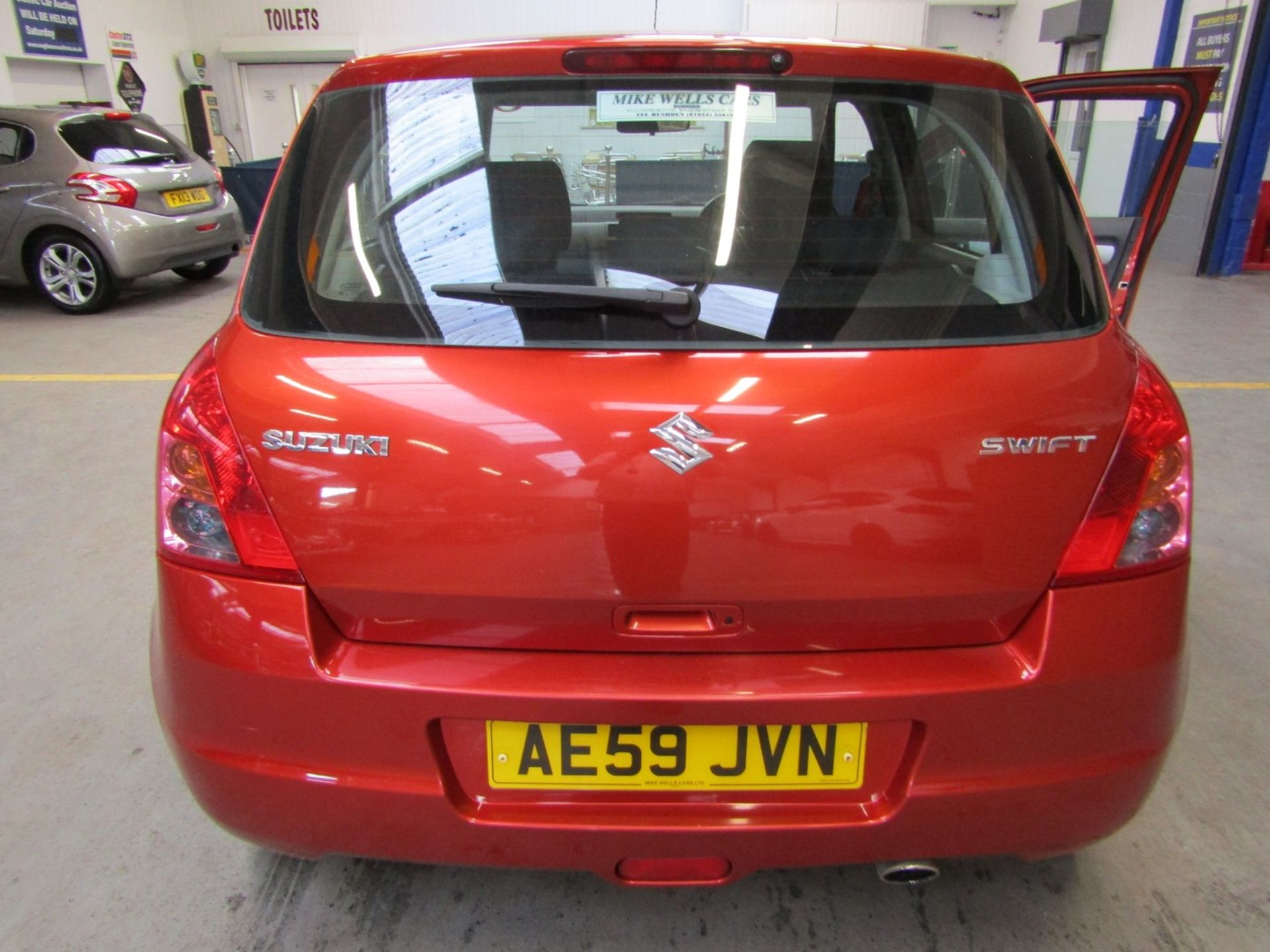 59 09 Suzuki Swift GLX - Image 17 of 18