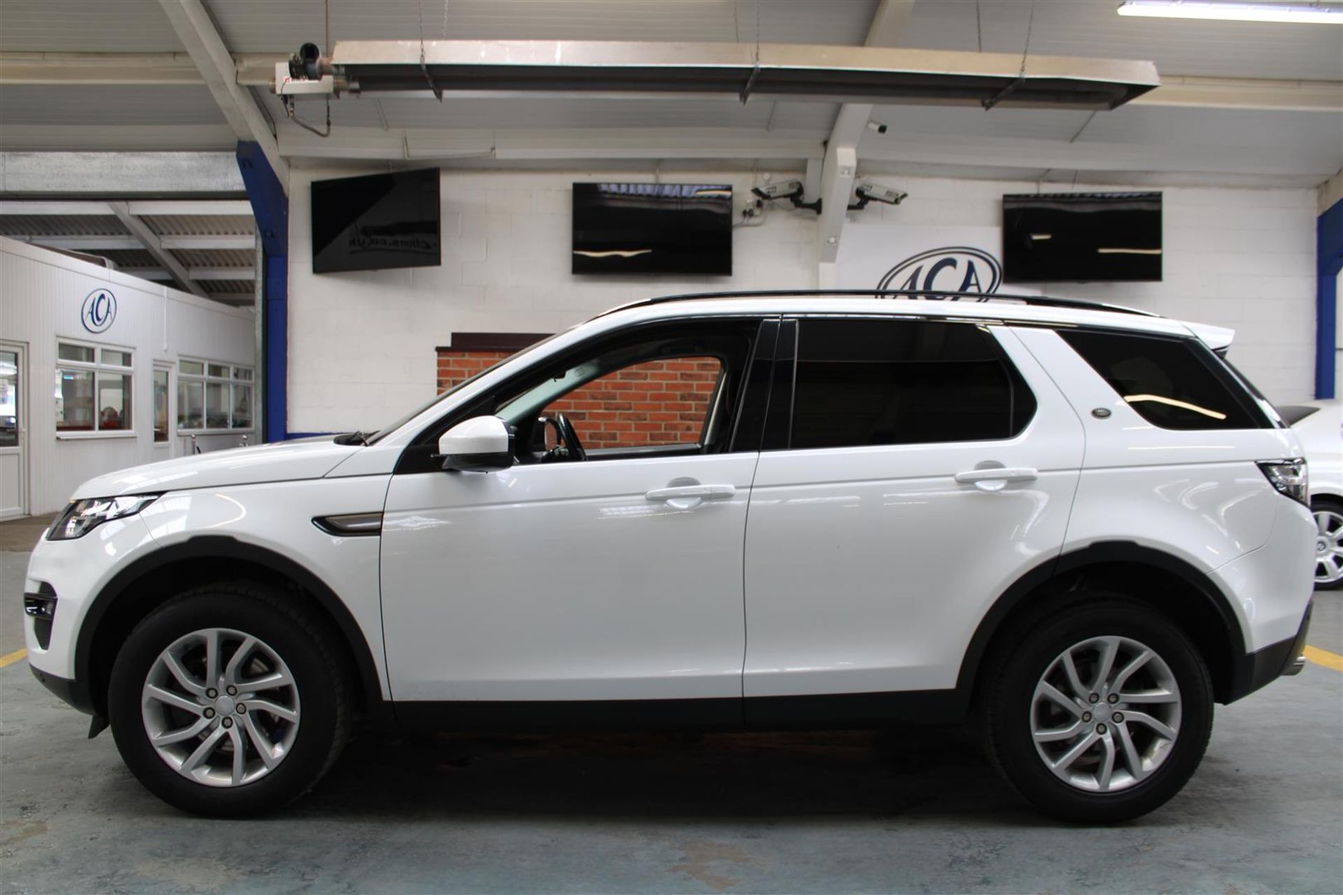 17 17 L/Rover Discovery Sport SE - Image 43 of 43