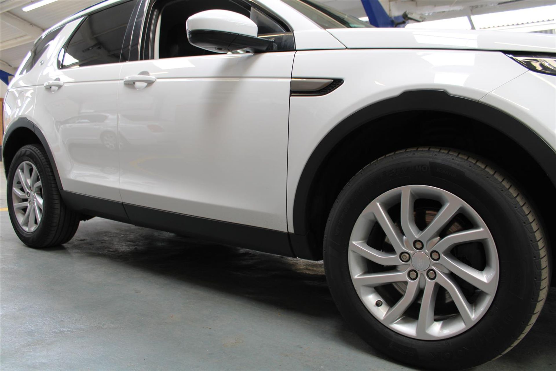 17 17 L/Rover Discovery Sport SE - Image 32 of 43
