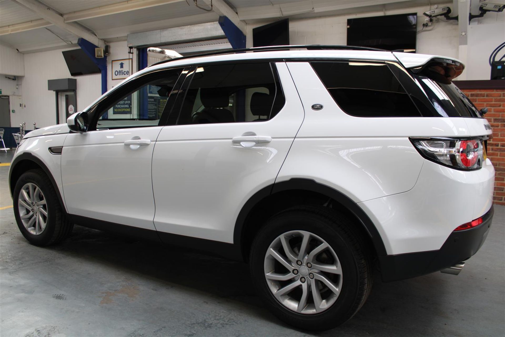 17 17 L/Rover Discovery Sport SE - Image 42 of 43