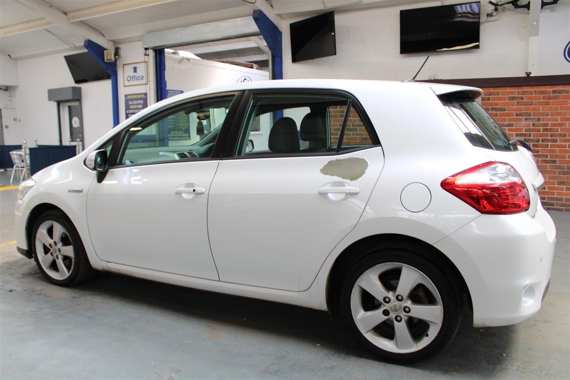 60 10 Toyota Auris Hybrid T Spirit - Image 31 of 32