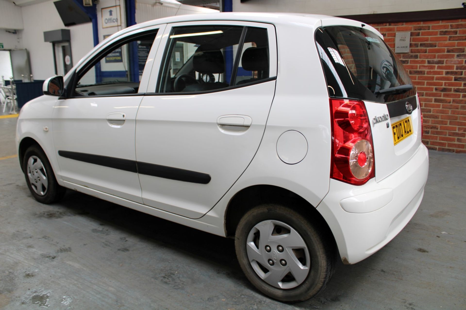 10 10 Kia Picanto 1 - Image 8 of 9