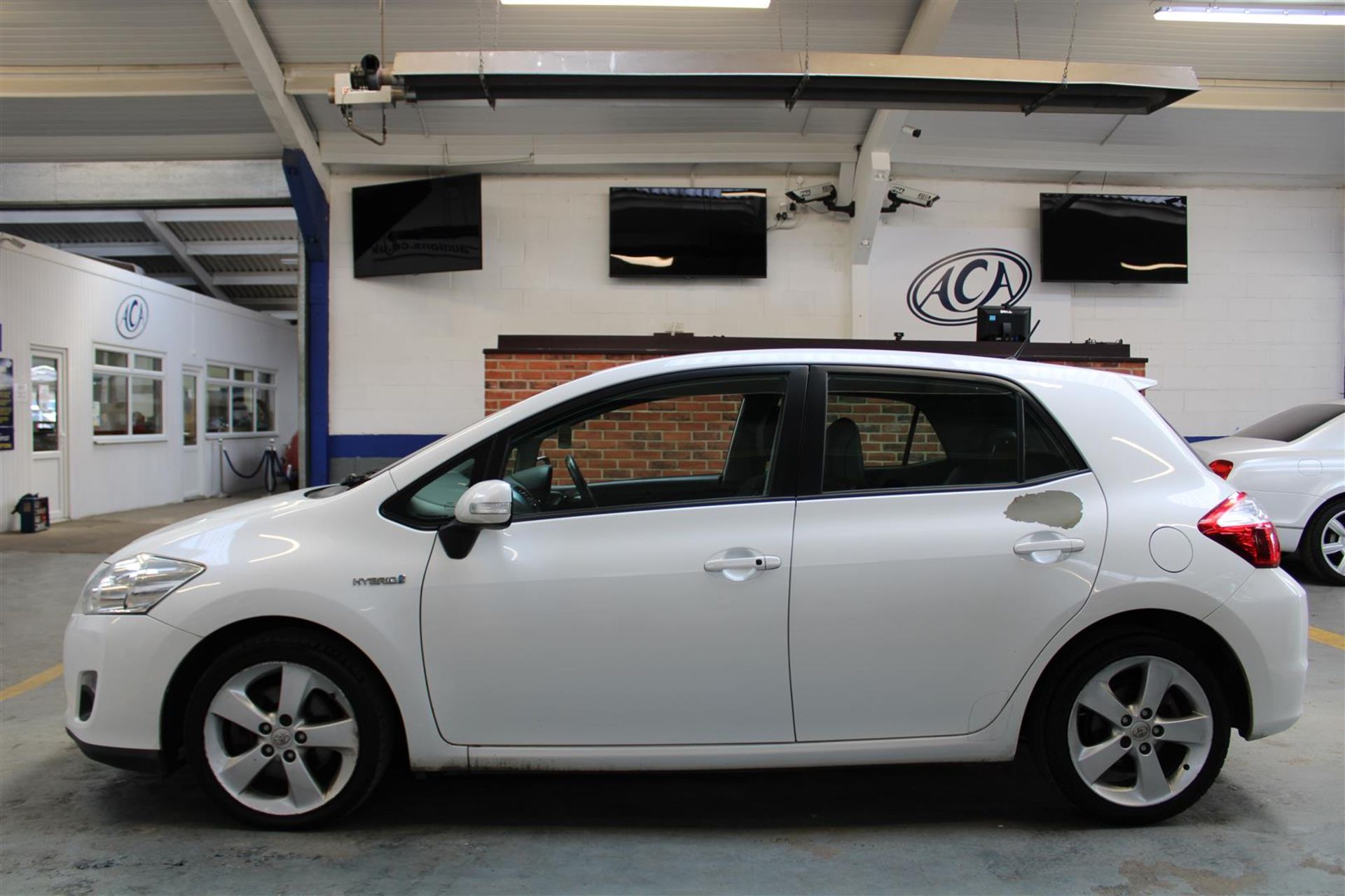 60 10 Toyota Auris Hybrid T Spirit - Image 32 of 32