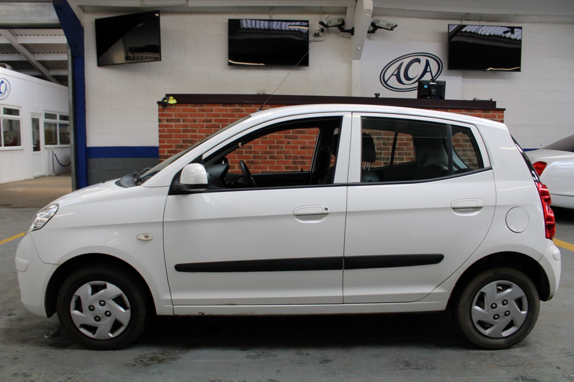 10 10 Kia Picanto 1 - Image 9 of 9