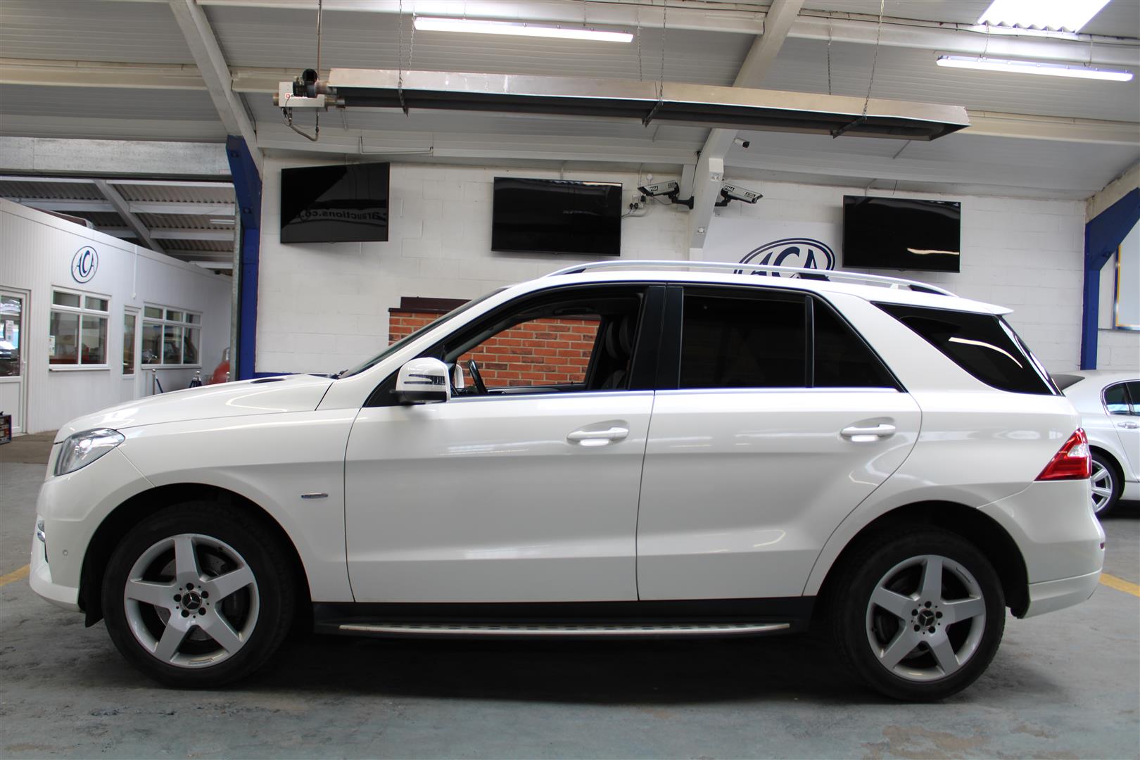 12 12 Mercedes ML350 Sport Bluetec - Image 34 of 35