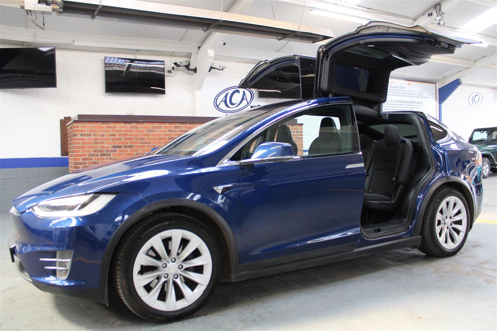 18 18 Tesla Model X 75D - Image 16 of 43