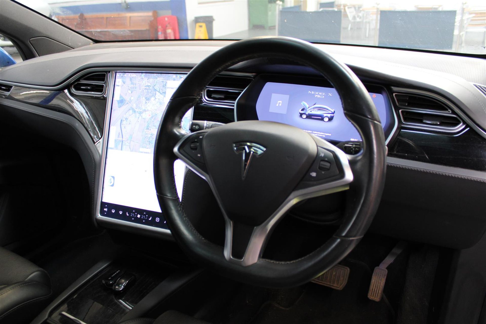 18 18 Tesla Model X 75D - Image 12 of 43