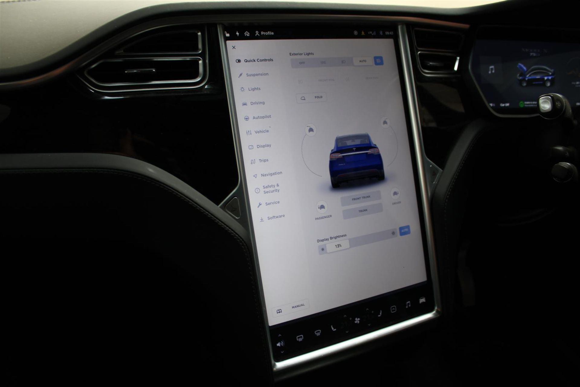 18 18 Tesla Model X 75D - Image 13 of 43