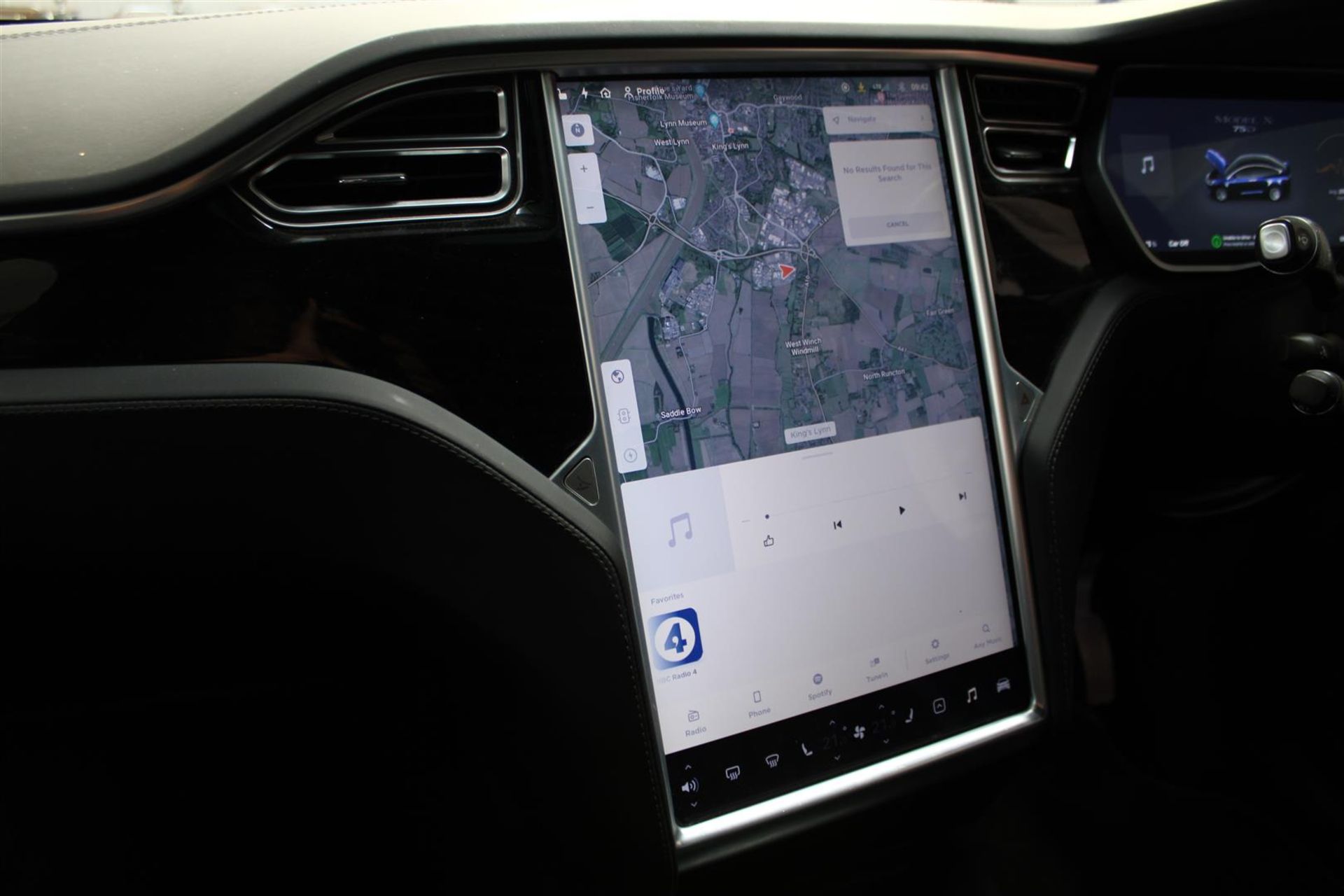 18 18 Tesla Model X 75D - Image 14 of 43