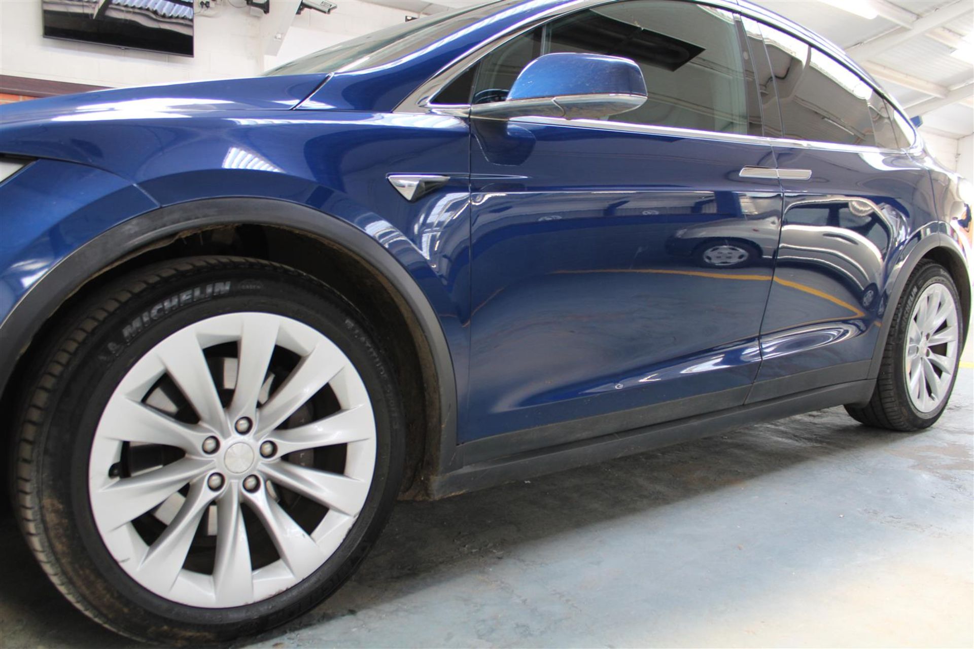 18 18 Tesla Model X 75D - Image 31 of 43