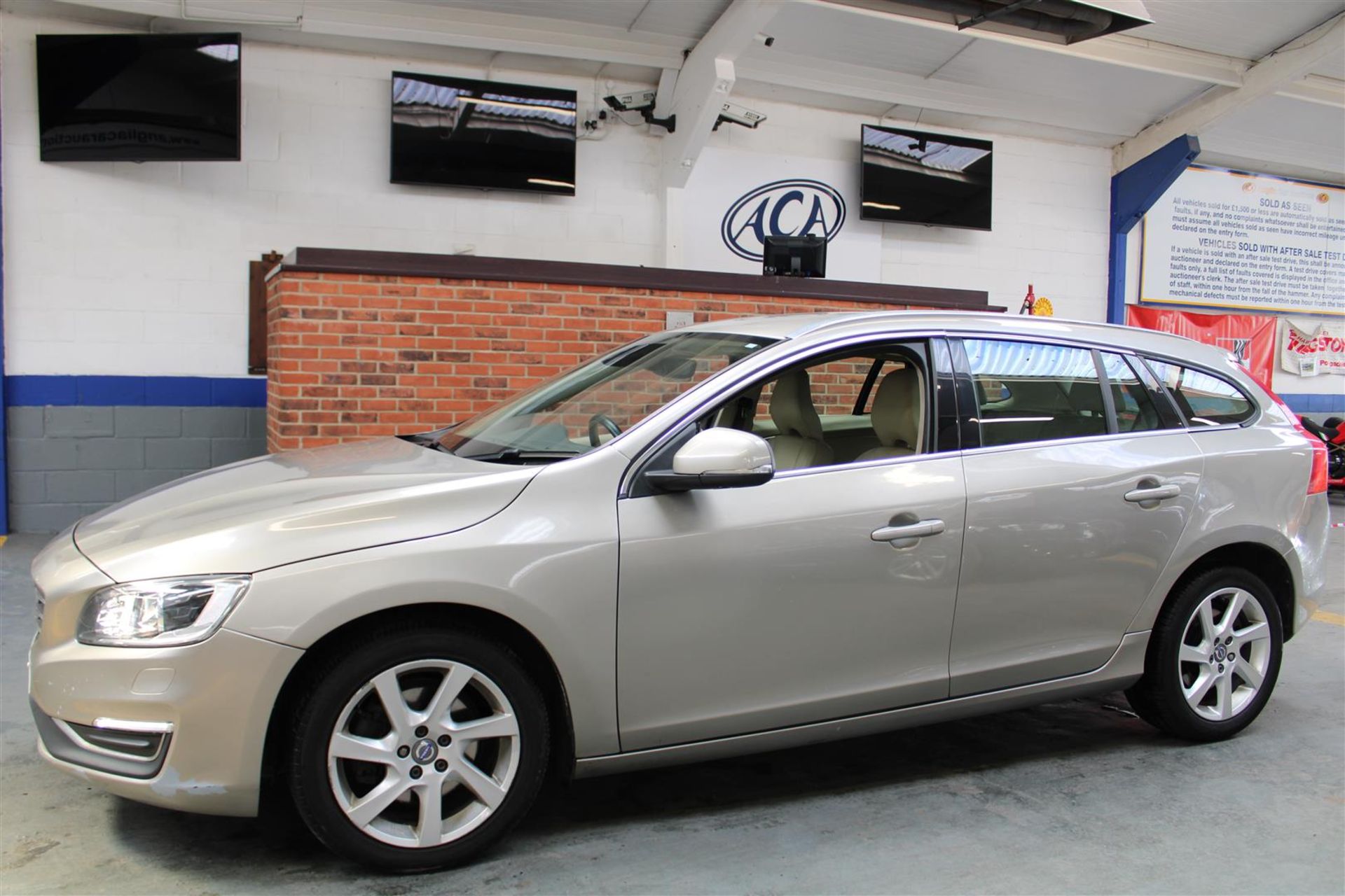 15 15 Volvo V60 SE Lux D2