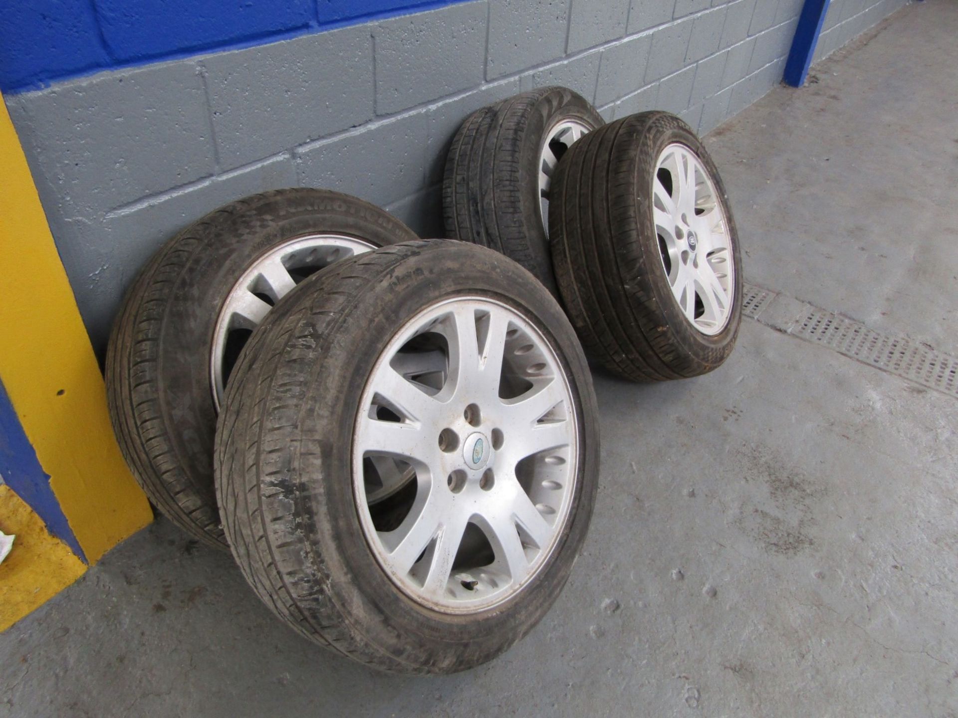 4 L/Rover Alloys and Tyres - Image 2 of 3