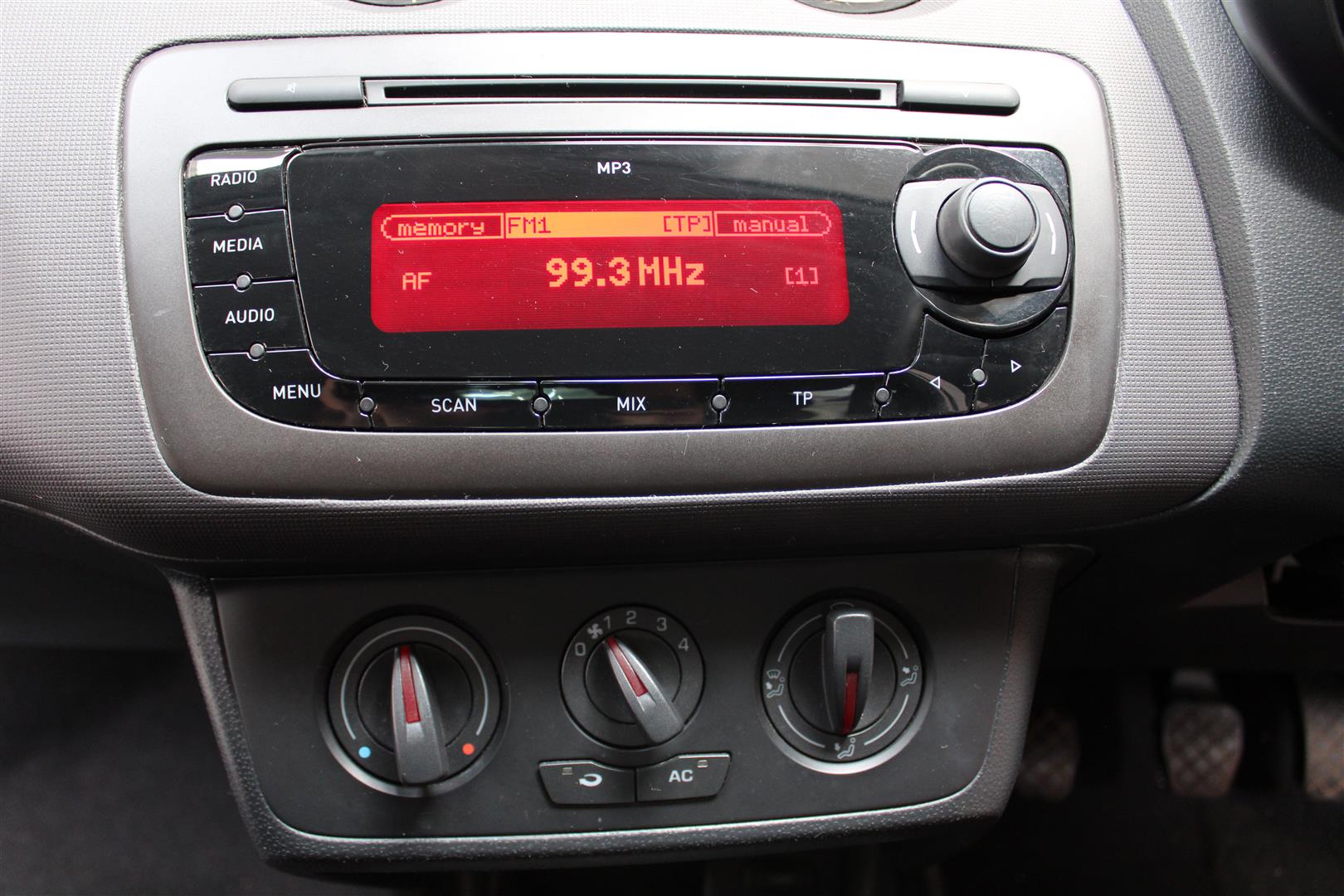 12 12 Seat Ibiza SE CR Eco TDI - Image 6 of 27