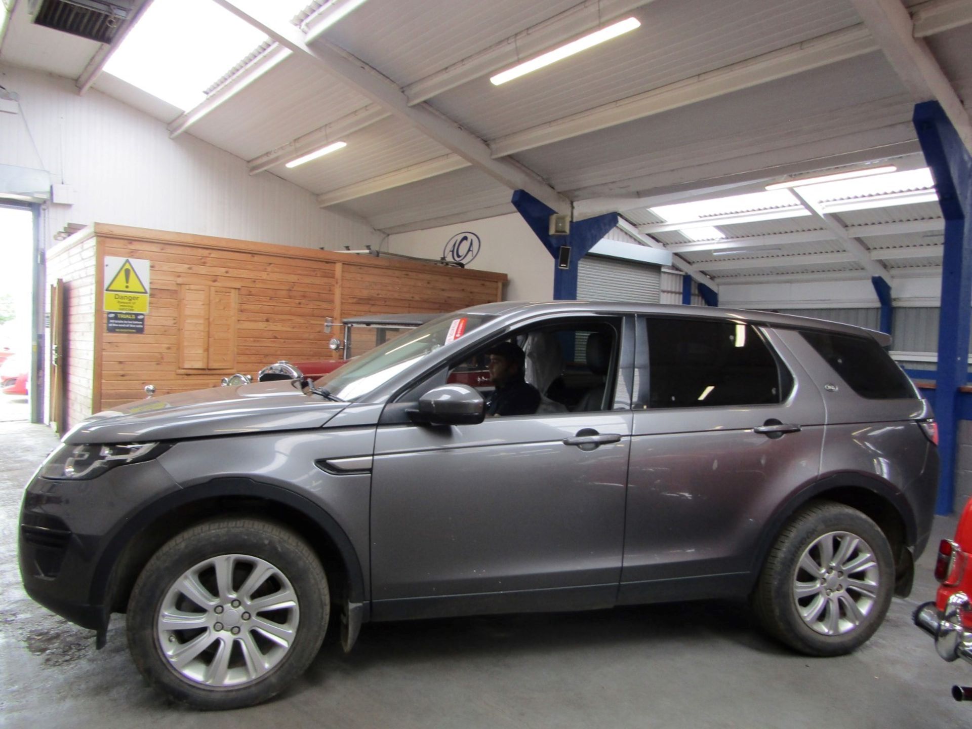 16 16 L/Rover Discovery Sport SE TD4 - Image 23 of 23