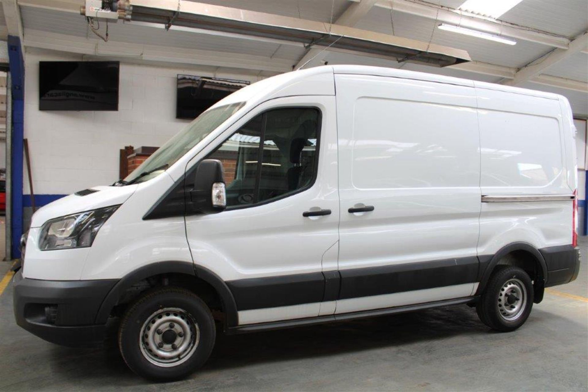 18 18 Ford Transit 290