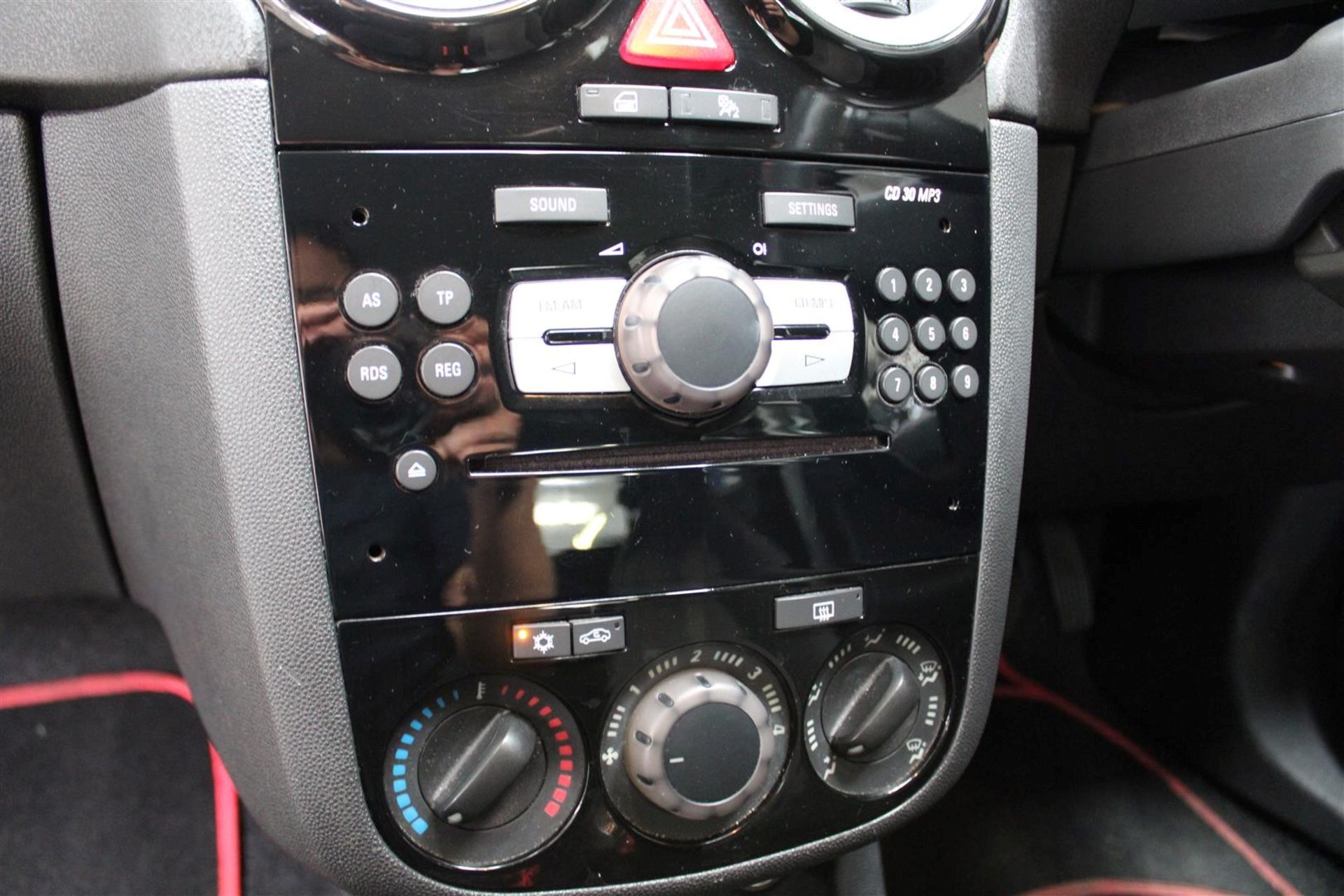 11 11 Vauxhall Corsa SXI - Image 9 of 31