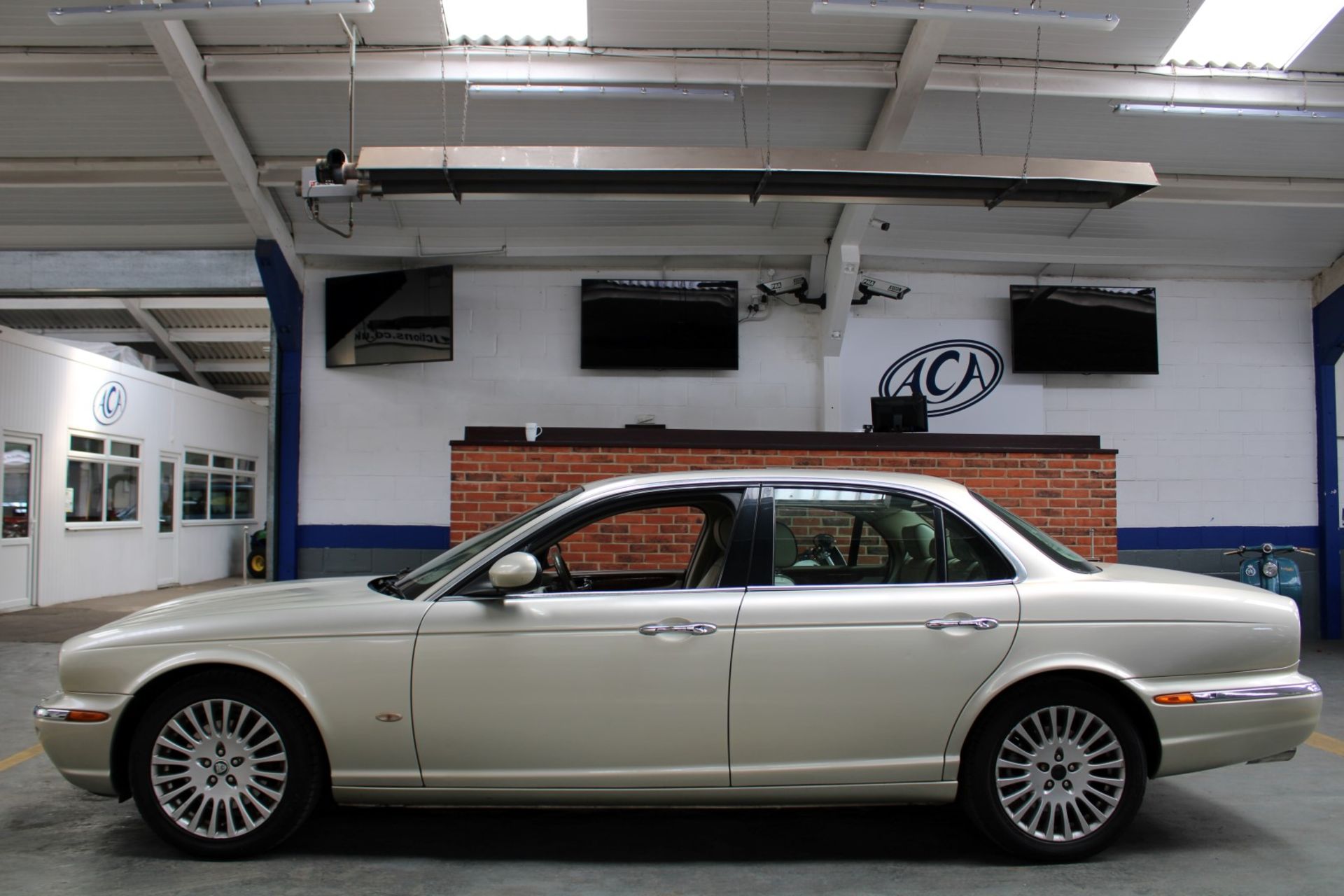 06 06 Jaguar XJ Sovereign TDVI - Image 31 of 31