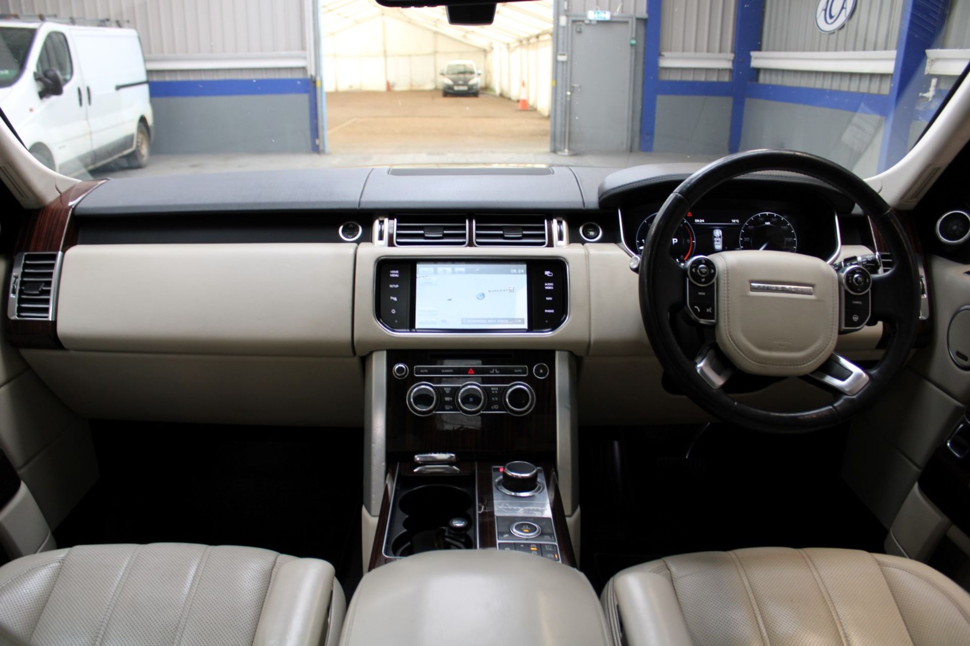 55 13 Range Rover Vogue TDV6 Auto - Image 10 of 39