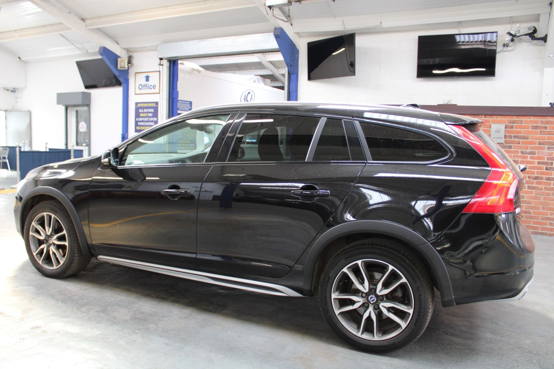 66 16 Volvo V60 Cross Country Lux - Image 33 of 34