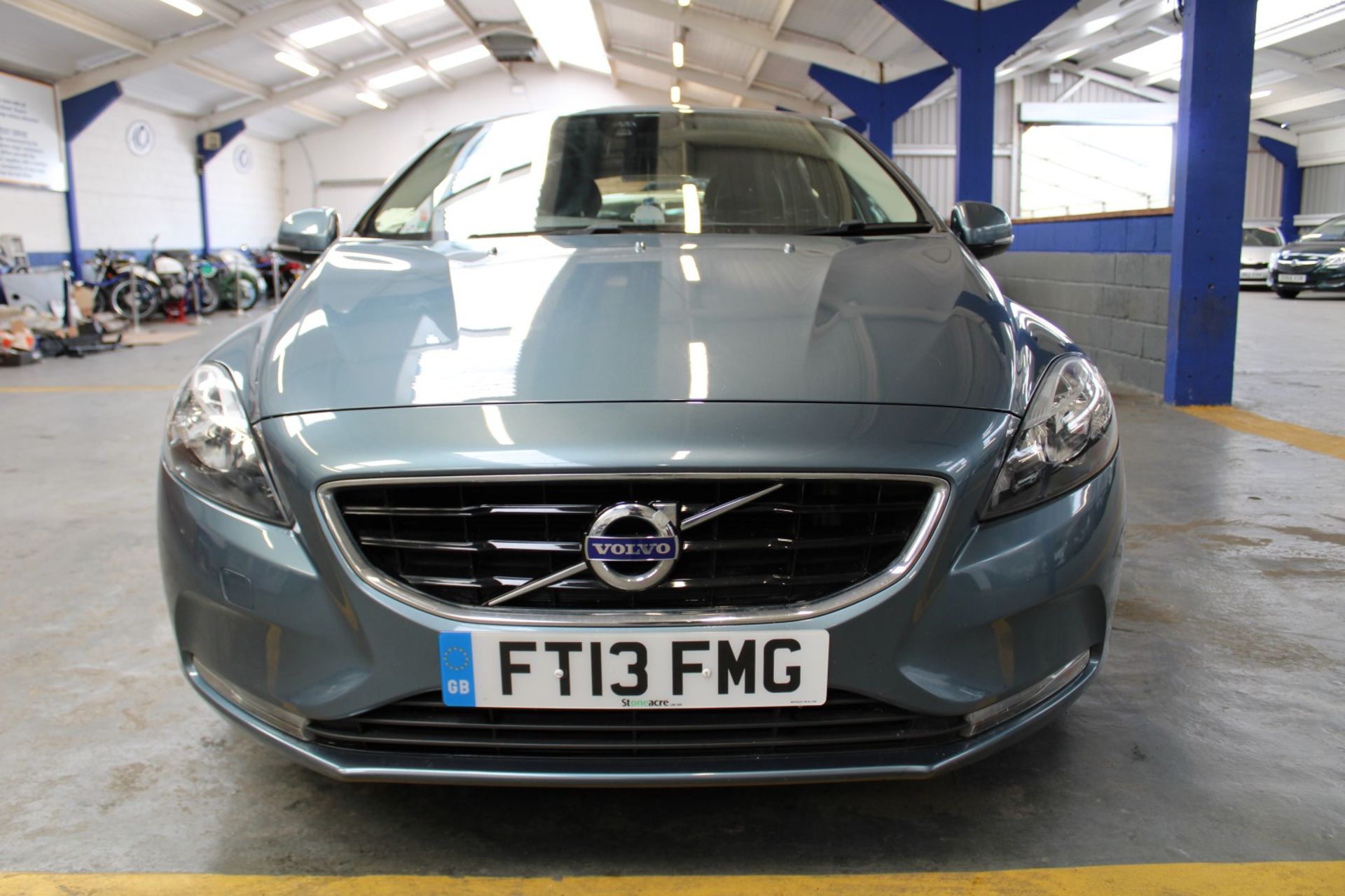 13 13 Volvo V40 D2 SE 5dr - Image 2 of 30