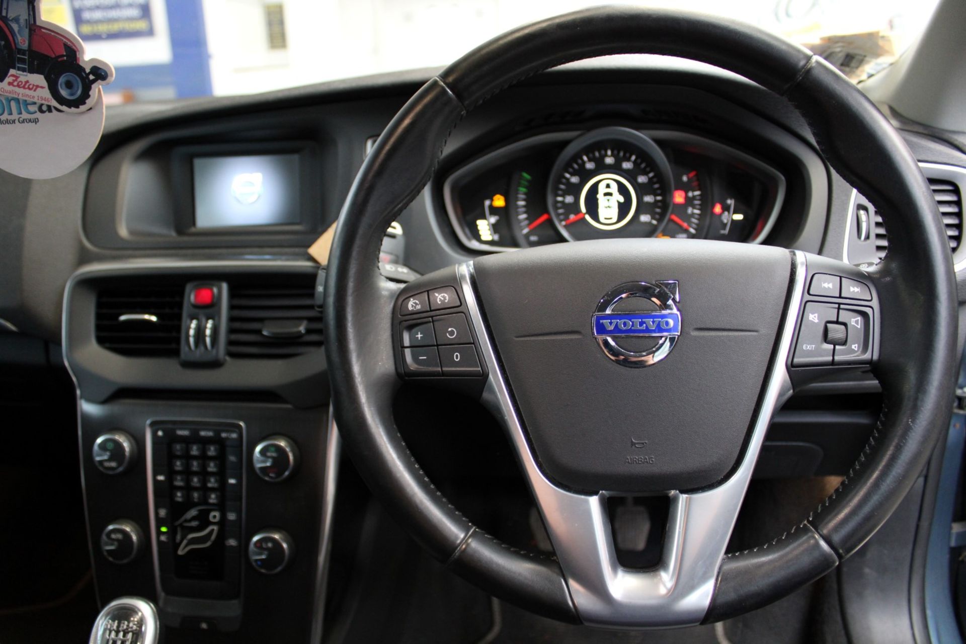 13 13 Volvo V40 D2 SE 5dr - Image 16 of 30