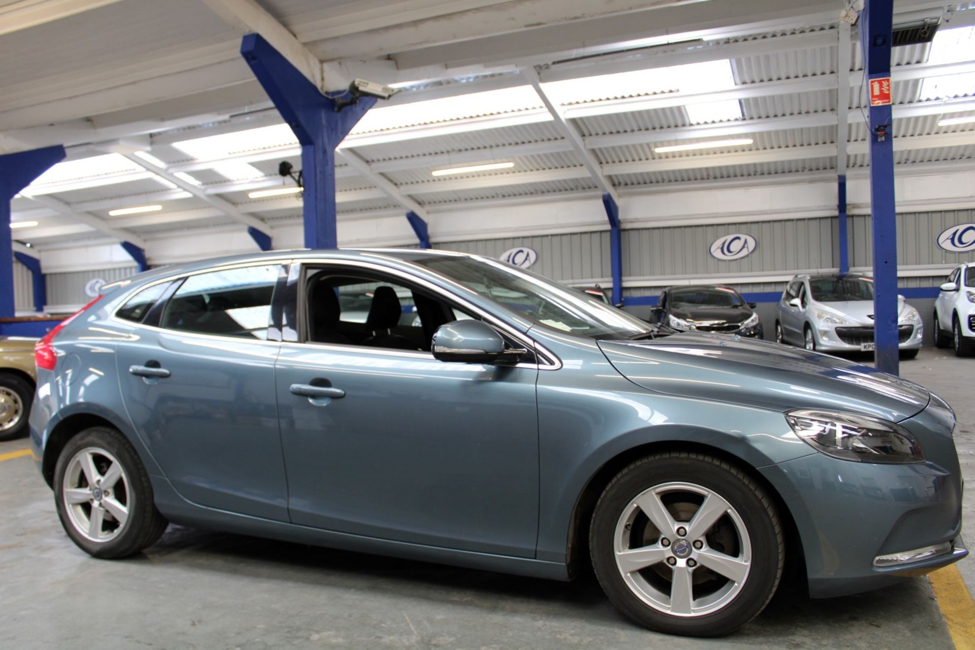 13 13 Volvo V40 D2 SE 5dr - Image 22 of 30