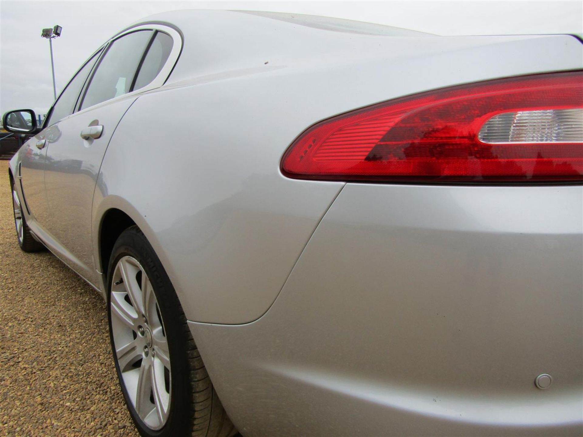 58 09 Jaguar XF Luxury D V6 A - Image 15 of 25