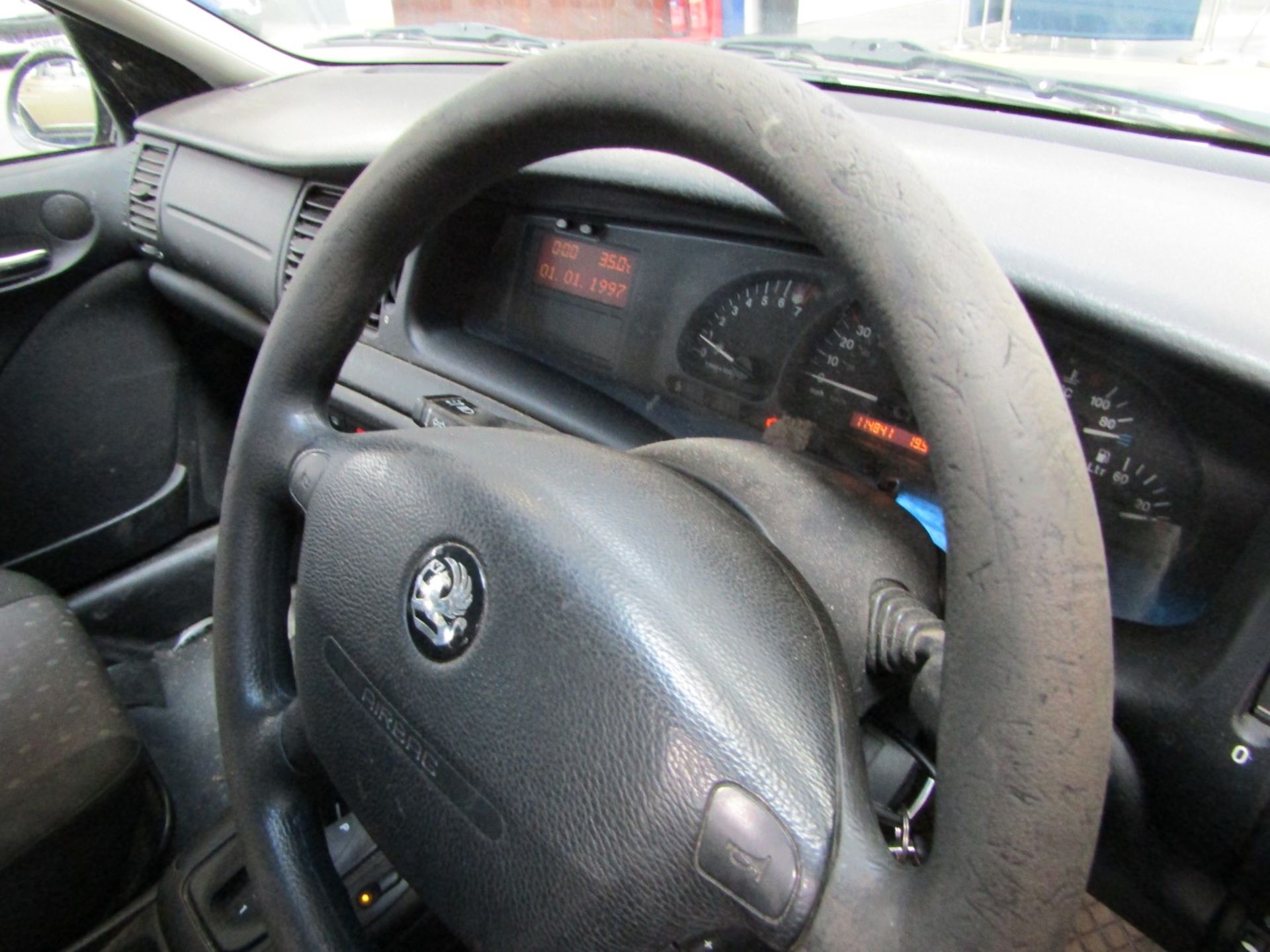 51 01 Vauxhall Vectra LS Auto - Image 14 of 22