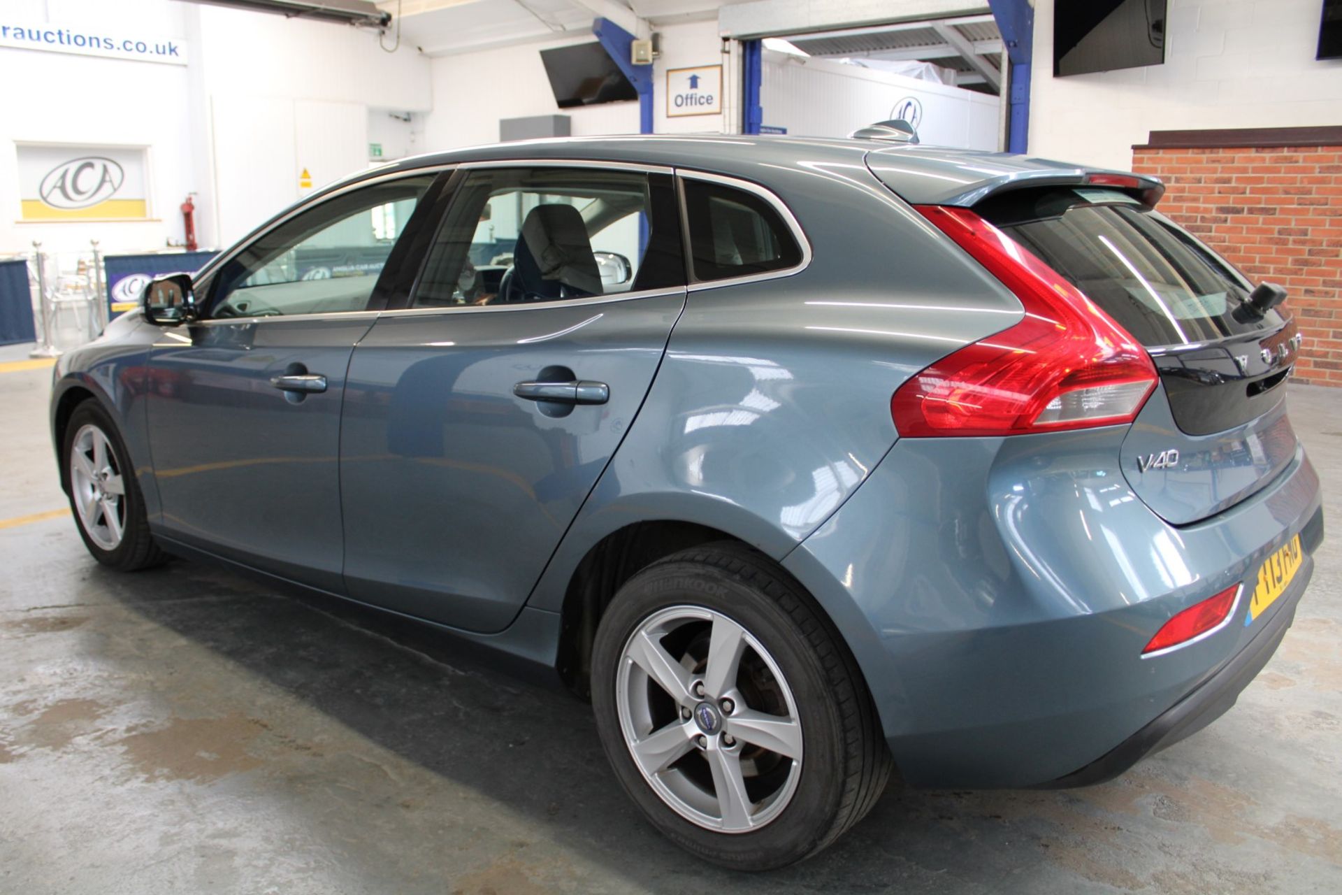 13 13 Volvo V40 D2 SE 5dr - Image 29 of 30