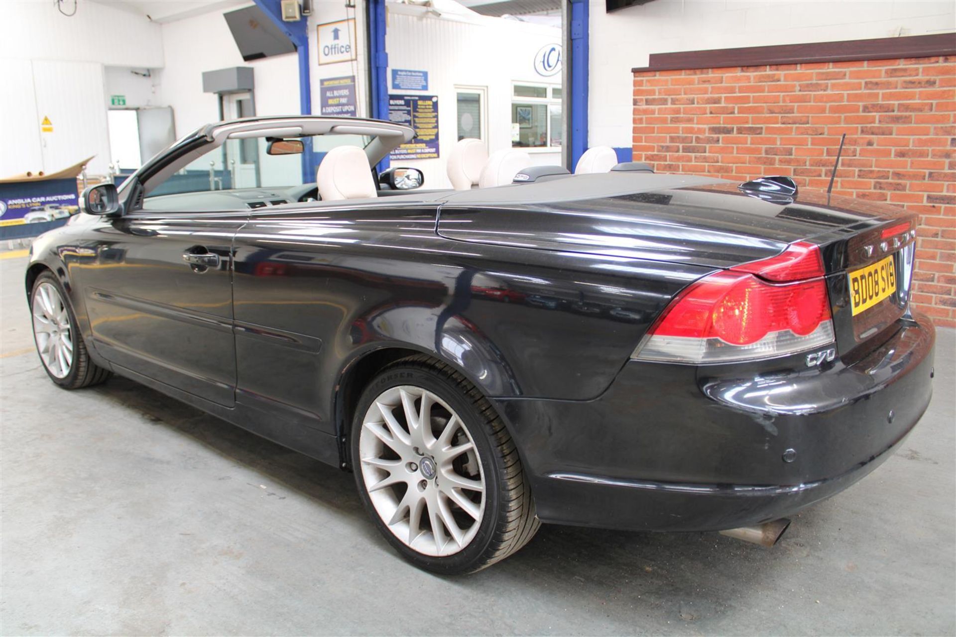 08 08 Volvo C70 SE Lux D5 - Image 2 of 32